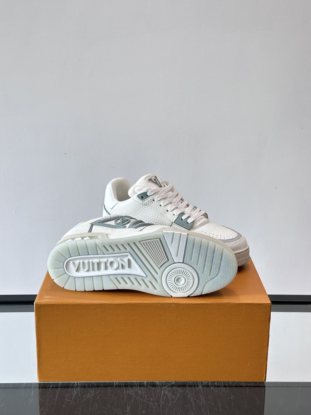 驴家 新配色 trainer运动鞋，本款 LV Trainer 运动鞋取材柔软粒面小牛皮，呈现纯净色调，