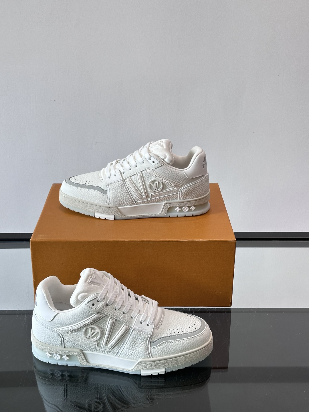 驴家 新配色 trainer运动鞋，本款 LV Trainer 运动鞋取材柔软粒面小牛皮，呈现纯净色调，