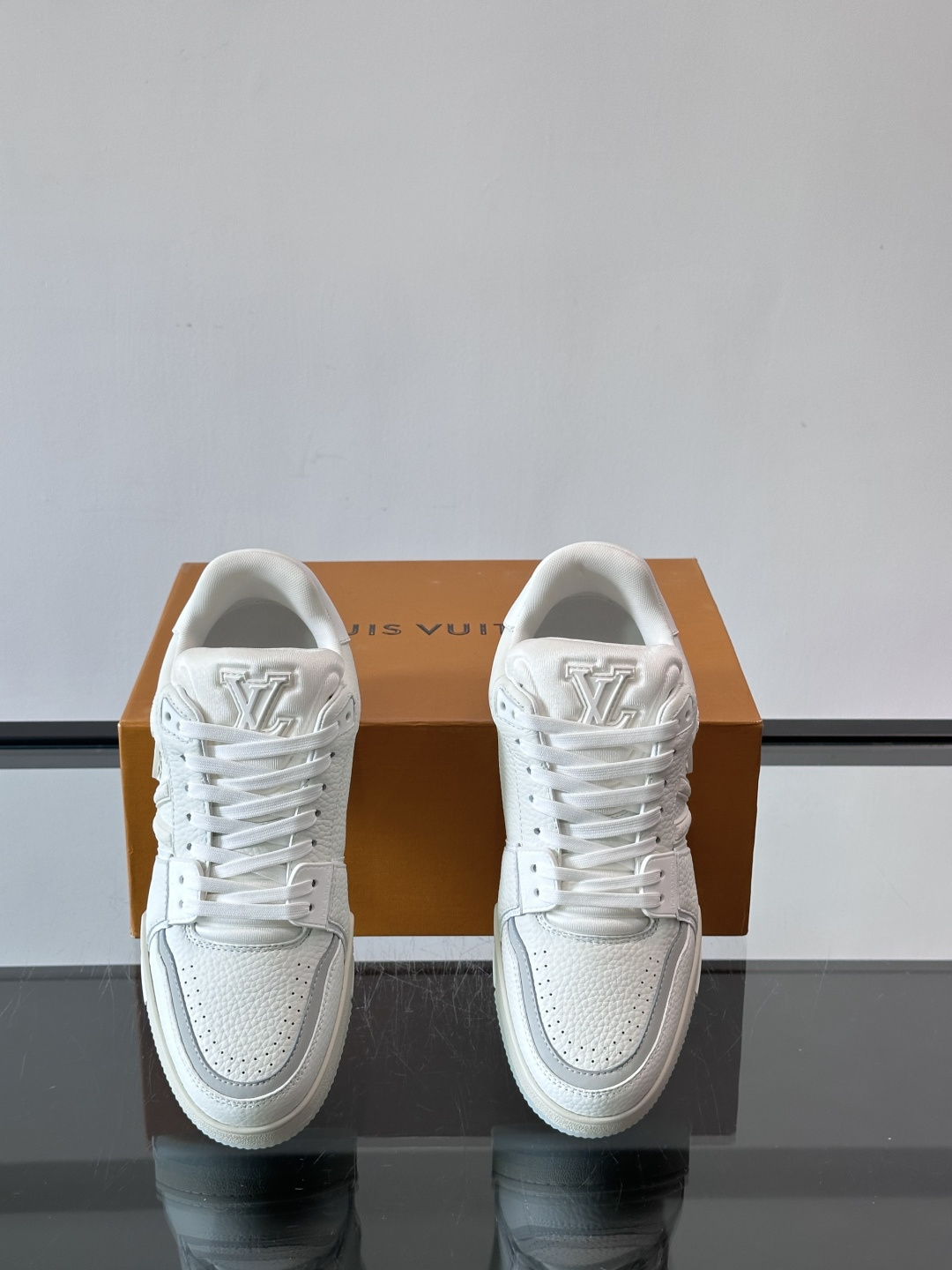 驴家 新配色 trainer运动鞋，本款 LV Trainer 运动鞋取材柔软粒面小牛皮，呈现纯净色调，