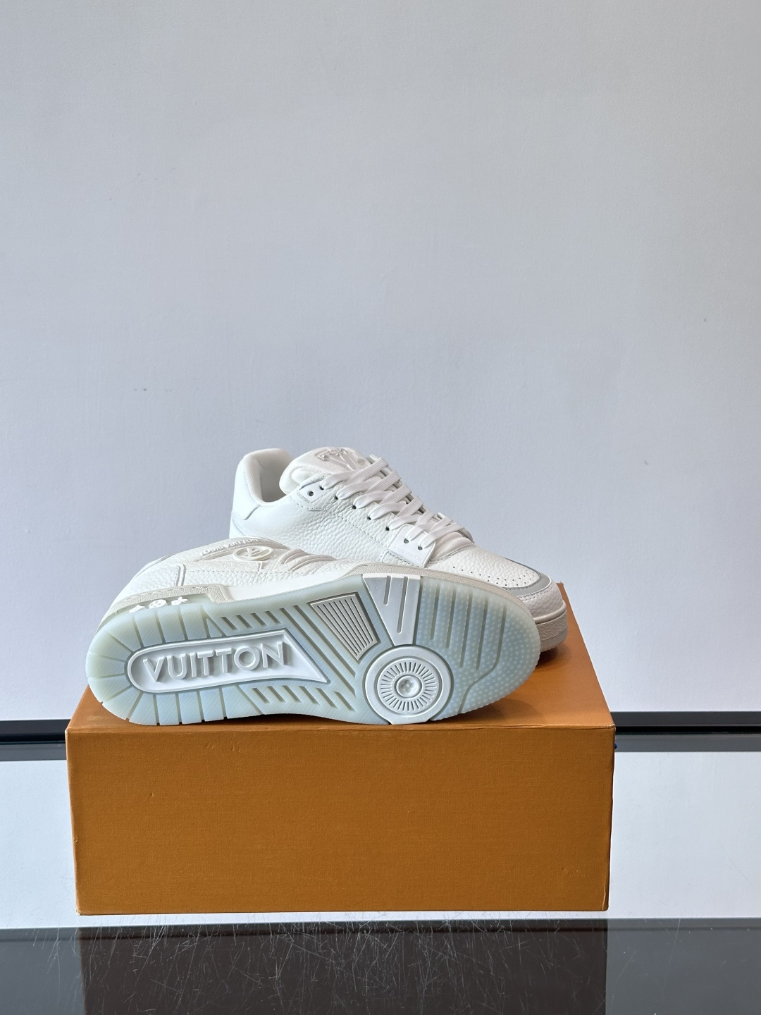 驴家 新配色 trainer运动鞋，本款 LV Trainer 运动鞋取材柔软粒面小牛皮，呈现纯净色调，