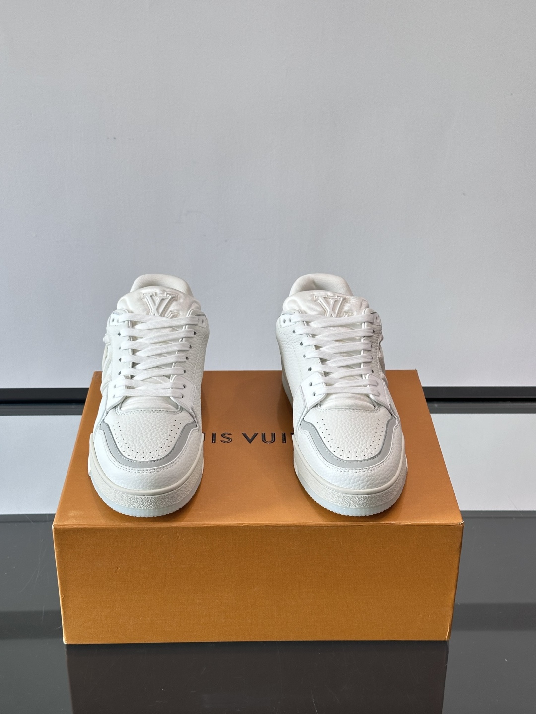 驴家 新配色 trainer运动鞋，本款 LV Trainer 运动鞋取材柔软粒面小牛皮，呈现纯净色调，