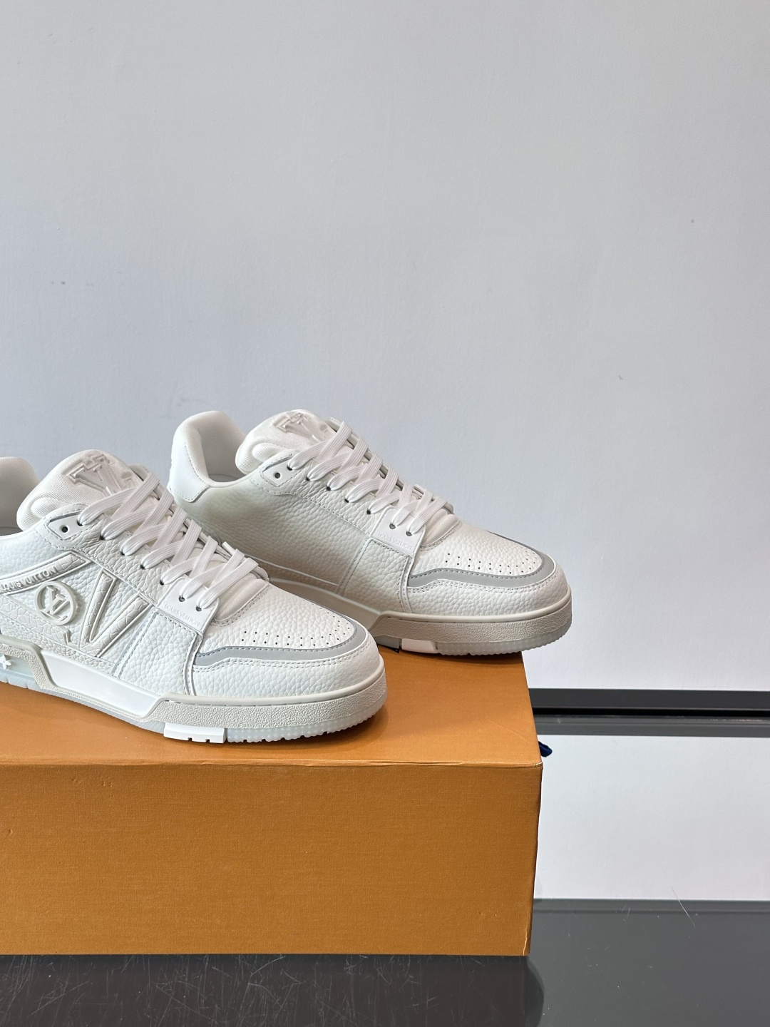 驴家 新配色 trainer运动鞋，本款 LV Trainer 运动鞋取材柔软粒面小牛皮，呈现纯净色调，