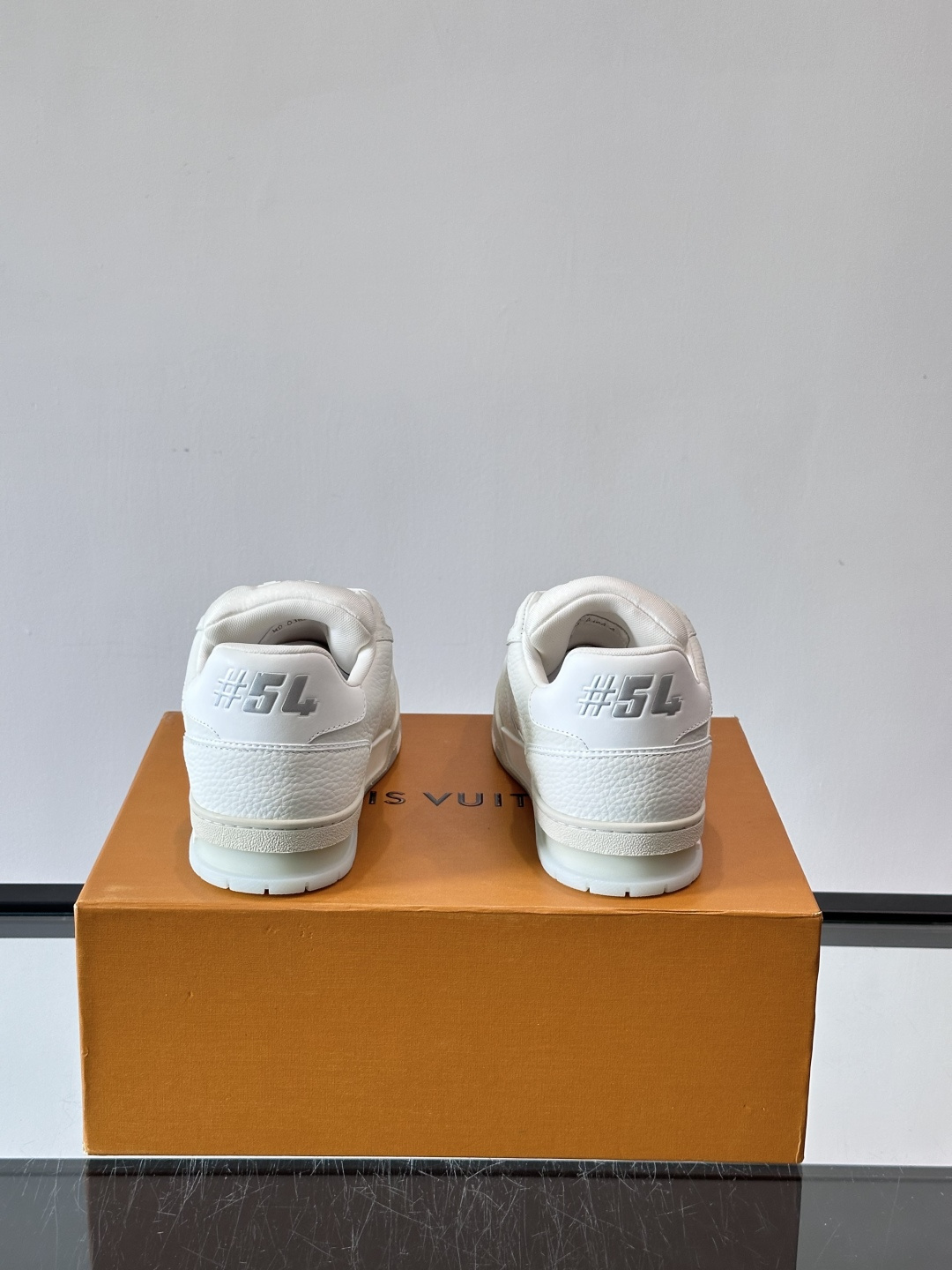 驴家 新配色 trainer运动鞋，本款 LV Trainer 运动鞋取材柔软粒面小牛皮，呈现纯净色调，