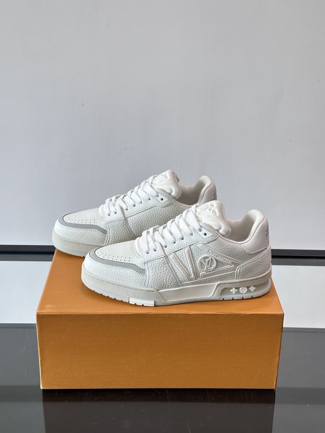 驴家 新配色 trainer运动鞋，本款 LV Trainer 运动鞋取材柔软粒面小牛皮，呈现纯净色调，