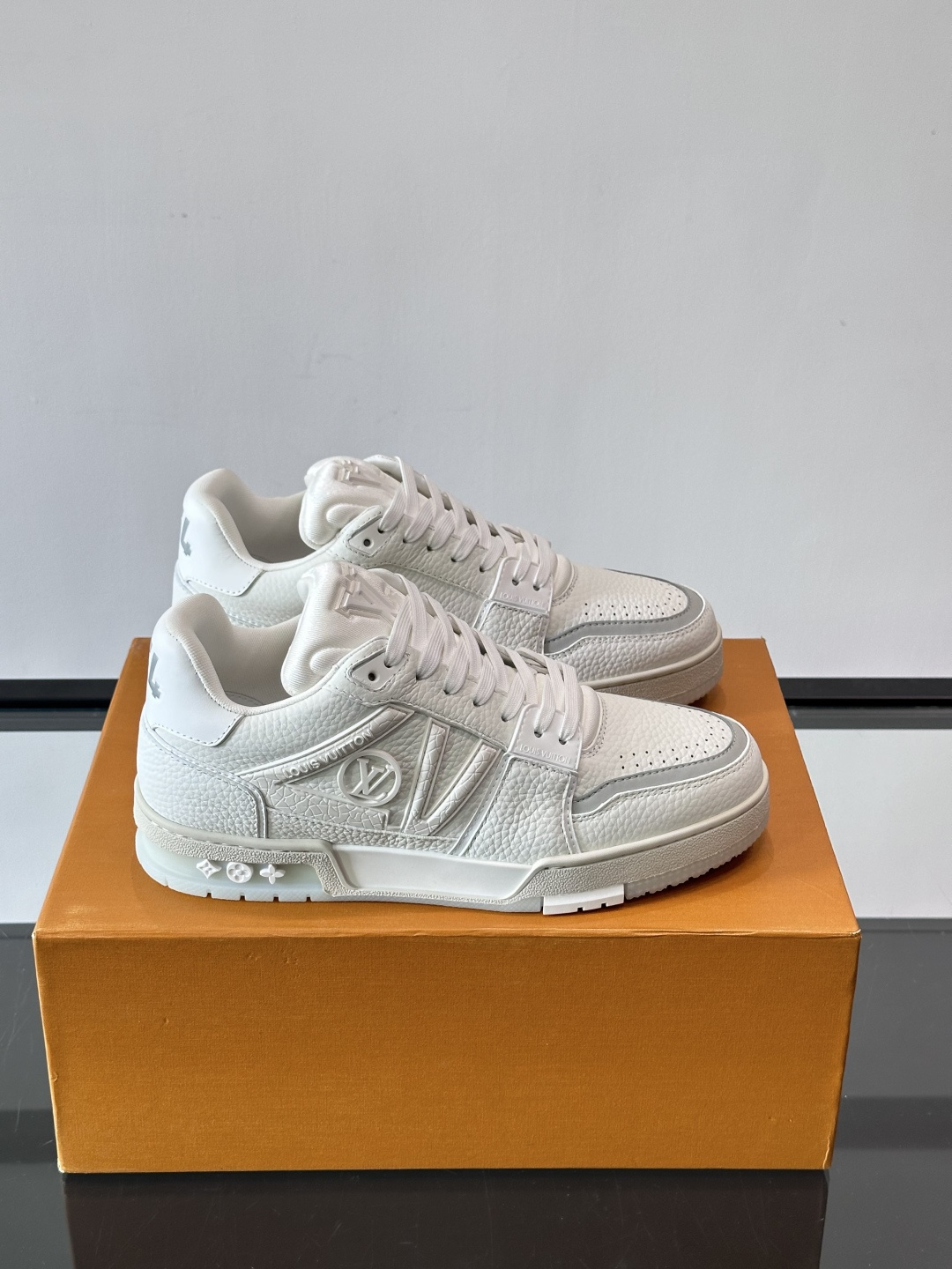 驴家 新配色 trainer运动鞋，本款 LV Trainer 运动鞋取材柔软粒面小牛皮，呈现纯净色调，