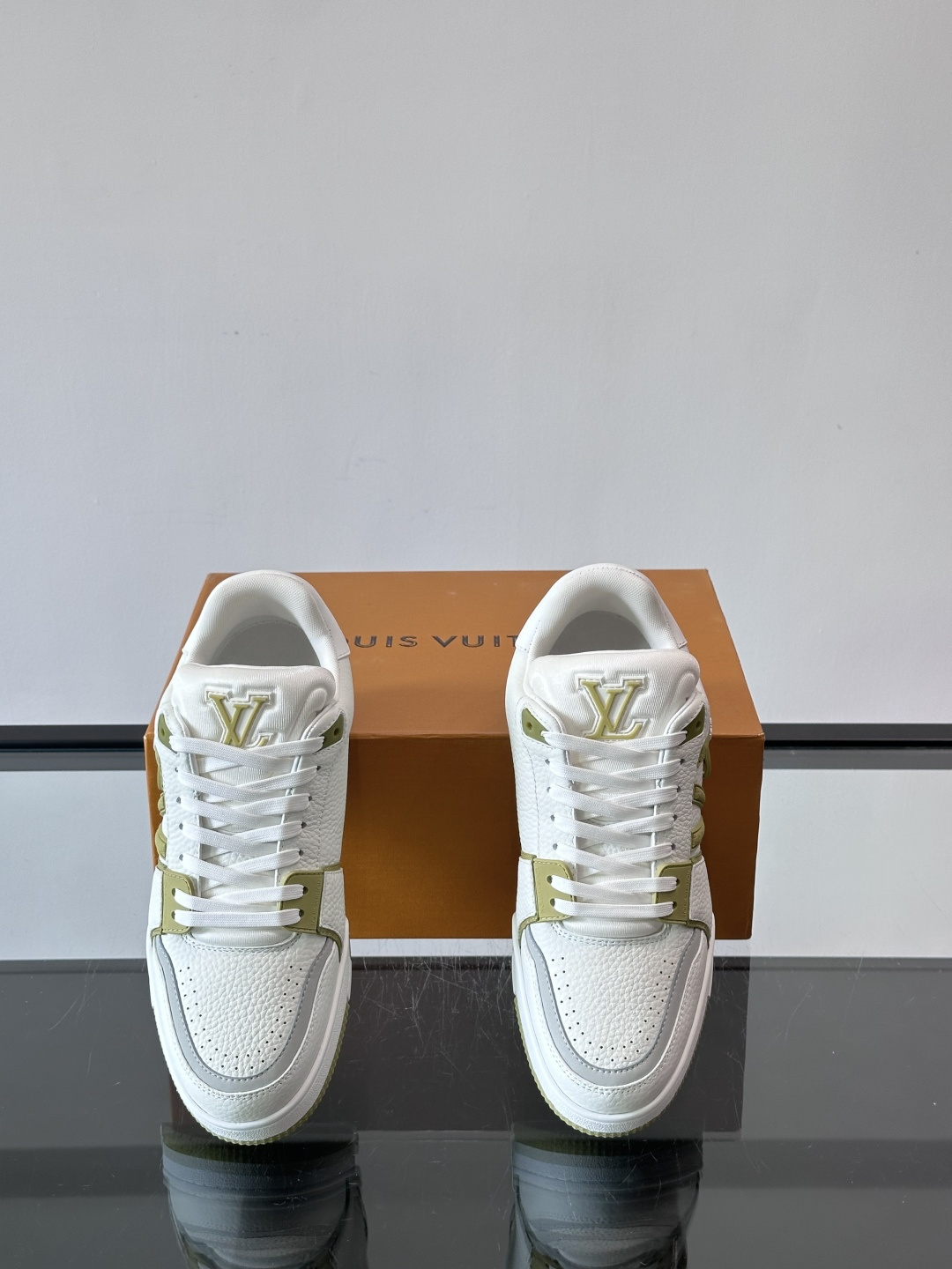 驴家 新配色 trainer运动鞋，本款 LV Trainer 运动鞋取材柔软粒面小牛皮，呈现纯净色调，