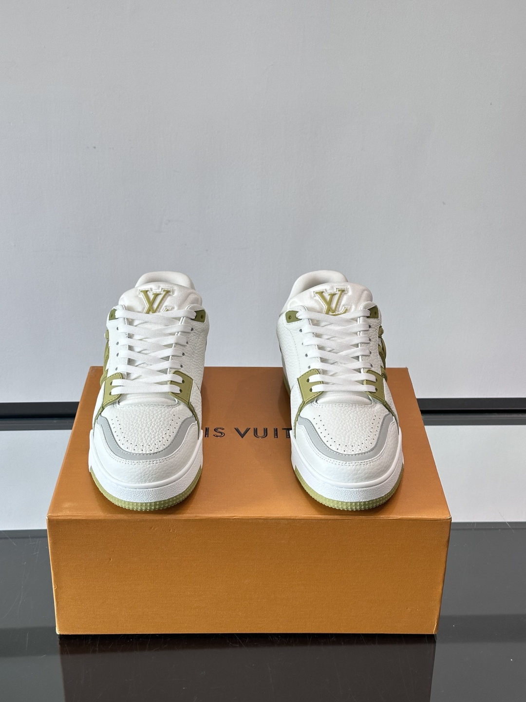 驴家 新配色 trainer运动鞋，本款 LV Trainer 运动鞋取材柔软粒面小牛皮，呈现纯净色调，