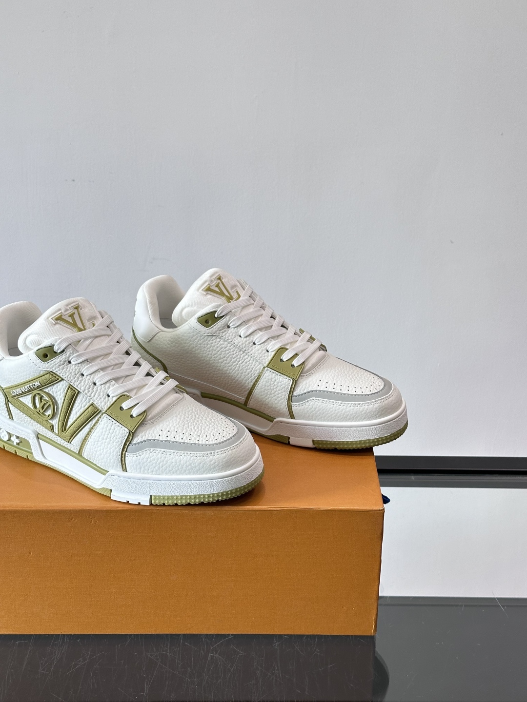 驴家 新配色 trainer运动鞋，本款 LV Trainer 运动鞋取材柔软粒面小牛皮，呈现纯净色调，