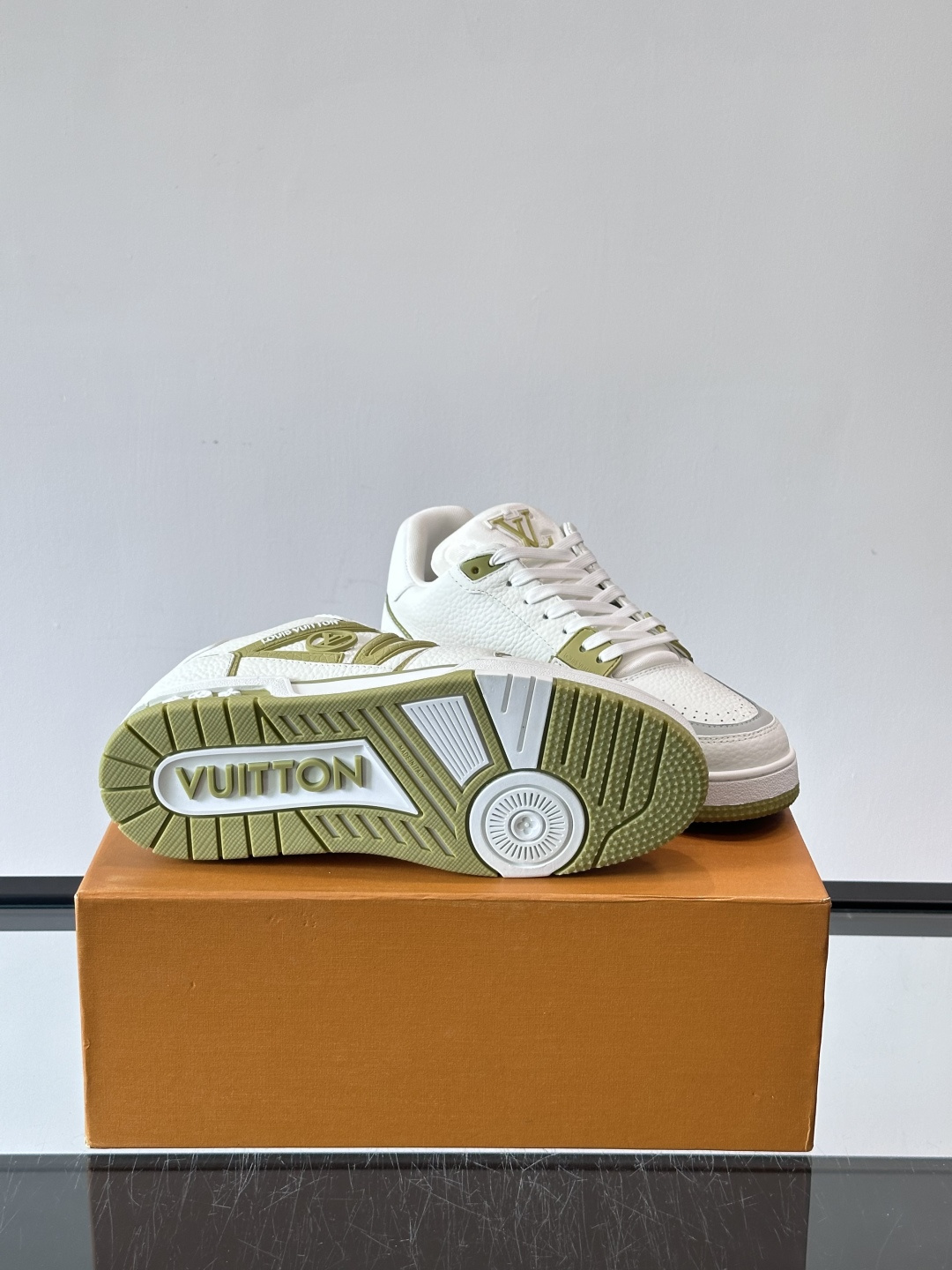 驴家 新配色 trainer运动鞋，本款 LV Trainer 运动鞋取材柔软粒面小牛皮，呈现纯净色调，