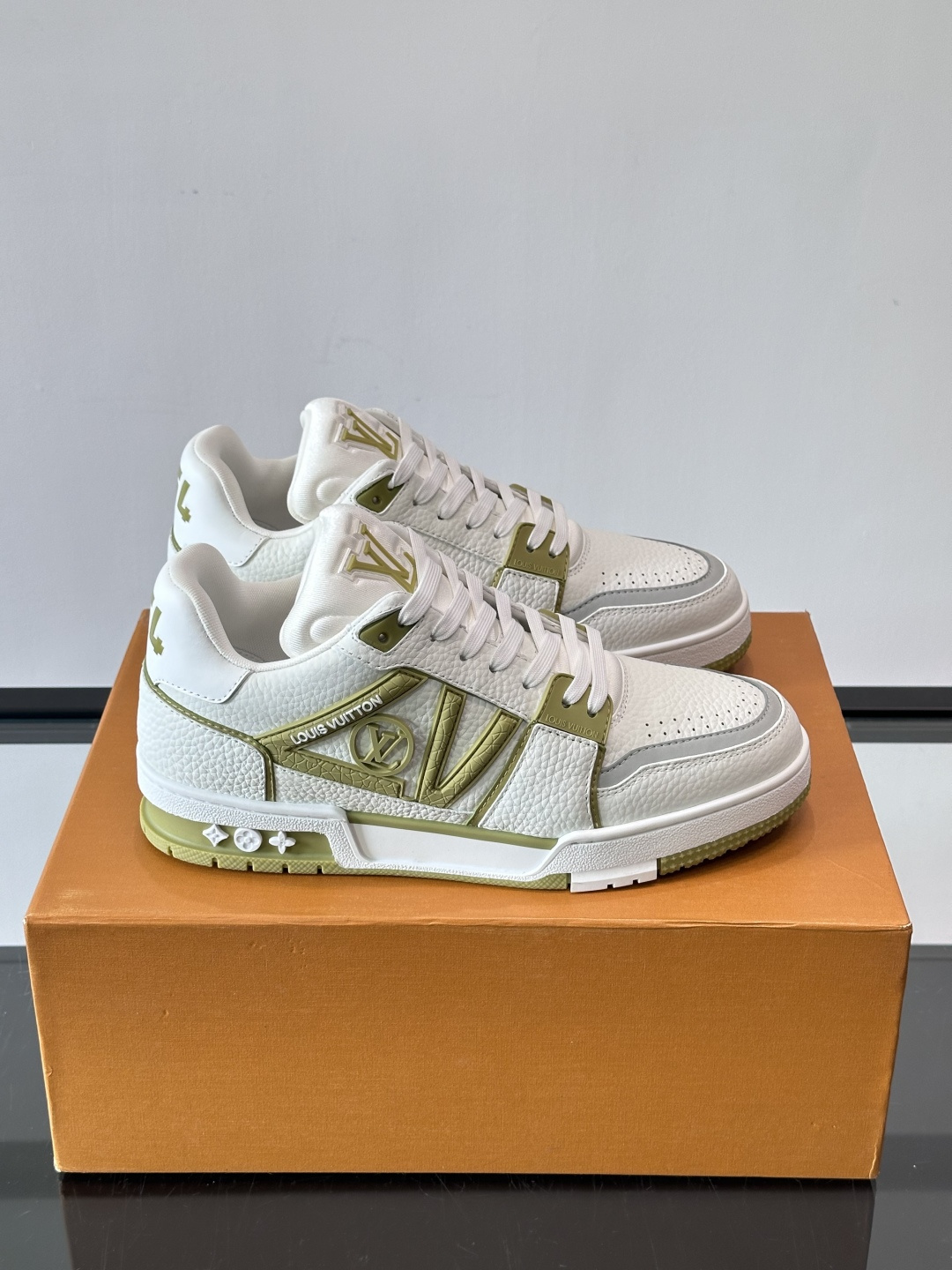 驴家 新配色 trainer运动鞋，本款 LV Trainer 运动鞋取材柔软粒面小牛皮，呈现纯净色调，