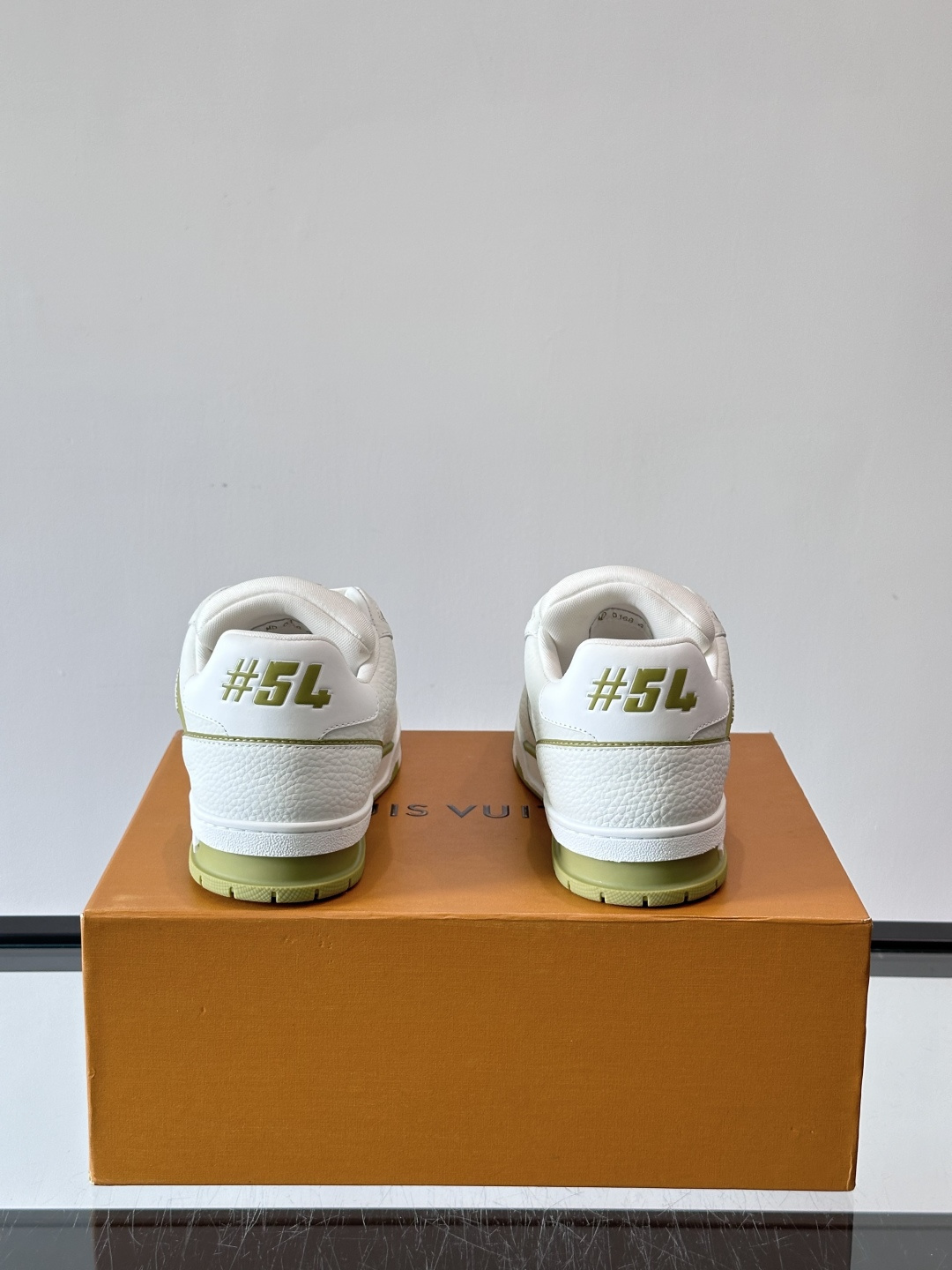 驴家 新配色 trainer运动鞋，本款 LV Trainer 运动鞋取材柔软粒面小牛皮，呈现纯净色调，