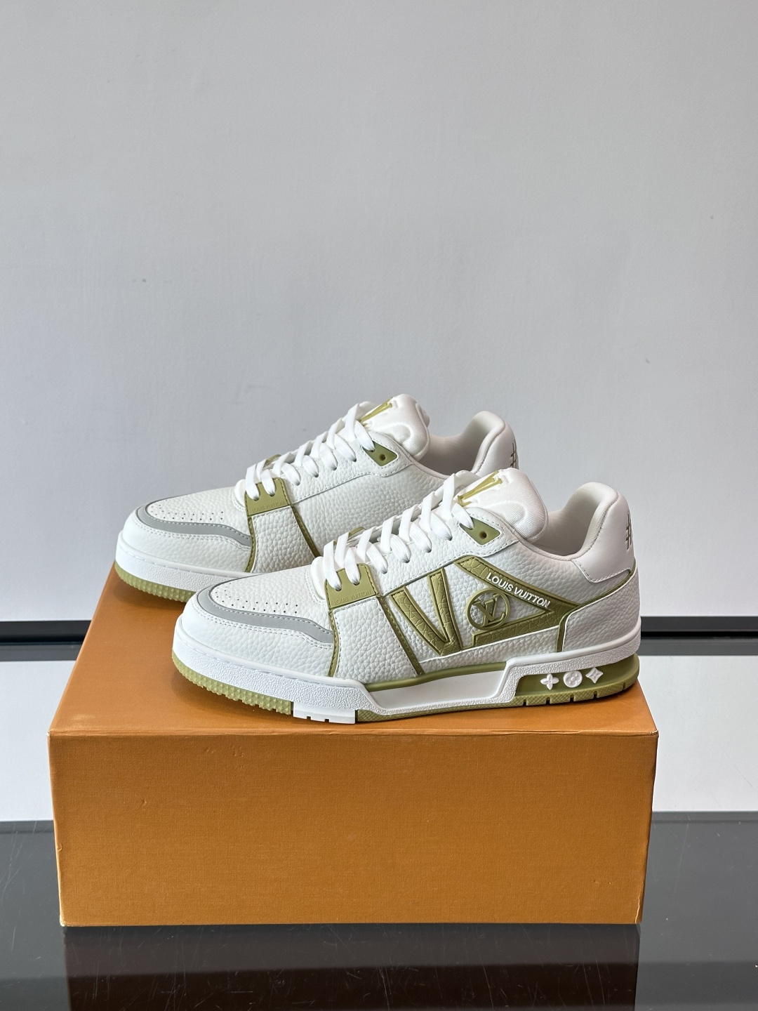 驴家 新配色 trainer运动鞋，本款 LV Trainer 运动鞋取材柔软粒面小牛皮，呈现纯净色调，