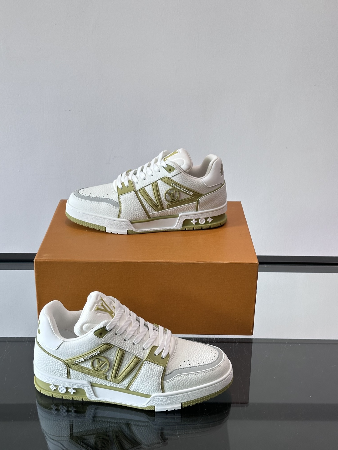 驴家 新配色 trainer运动鞋，本款 LV Trainer 运动鞋取材柔软粒面小牛皮，呈现纯净色调，