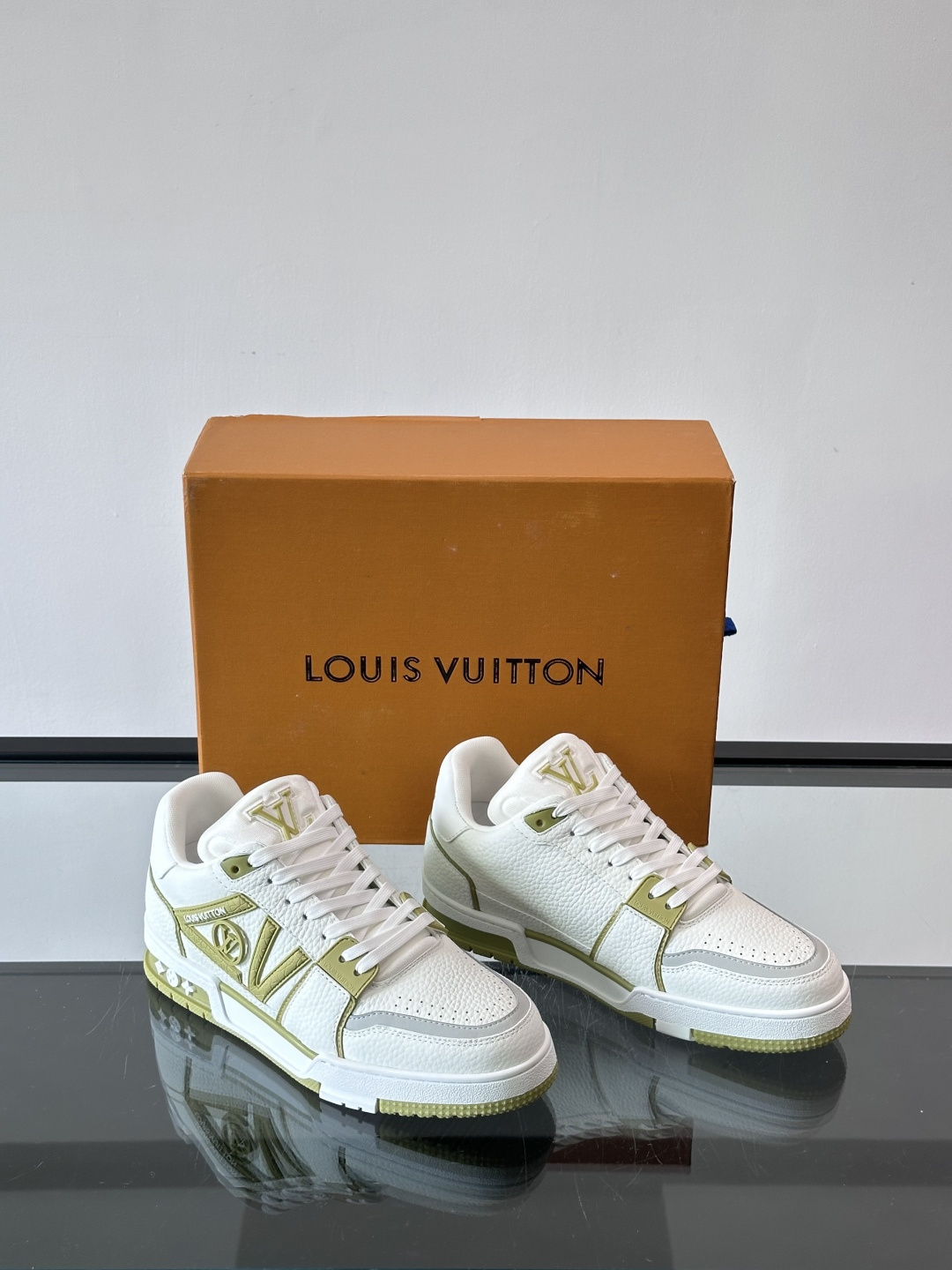 驴家 新配色 trainer运动鞋，本款 LV Trainer 运动鞋取材柔软粒面小牛皮，呈现纯净色调，