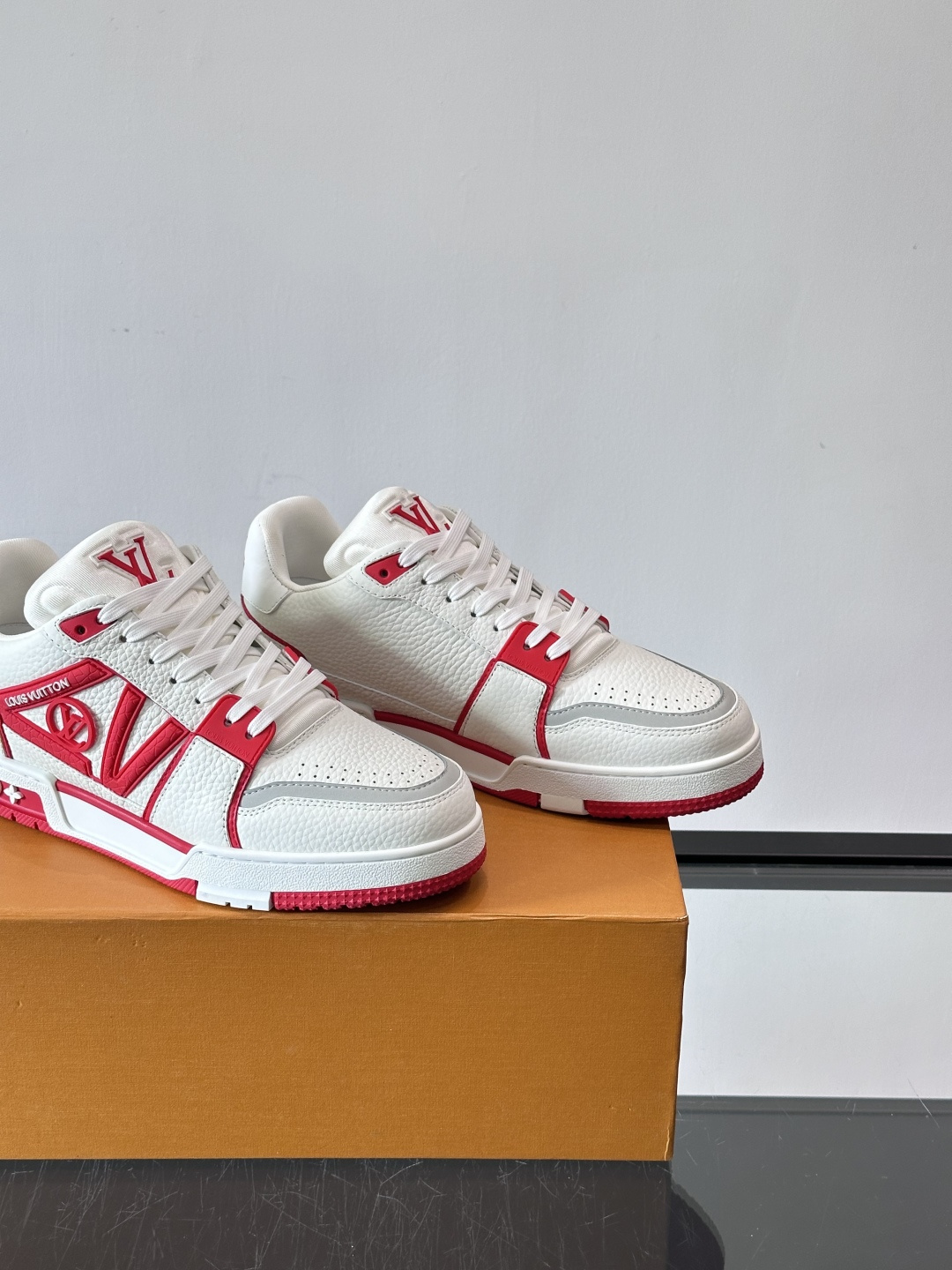 驴家 新配色 trainer运动鞋，本款 LV Trainer 运动鞋取材柔软粒面小牛皮，呈现纯净色调，