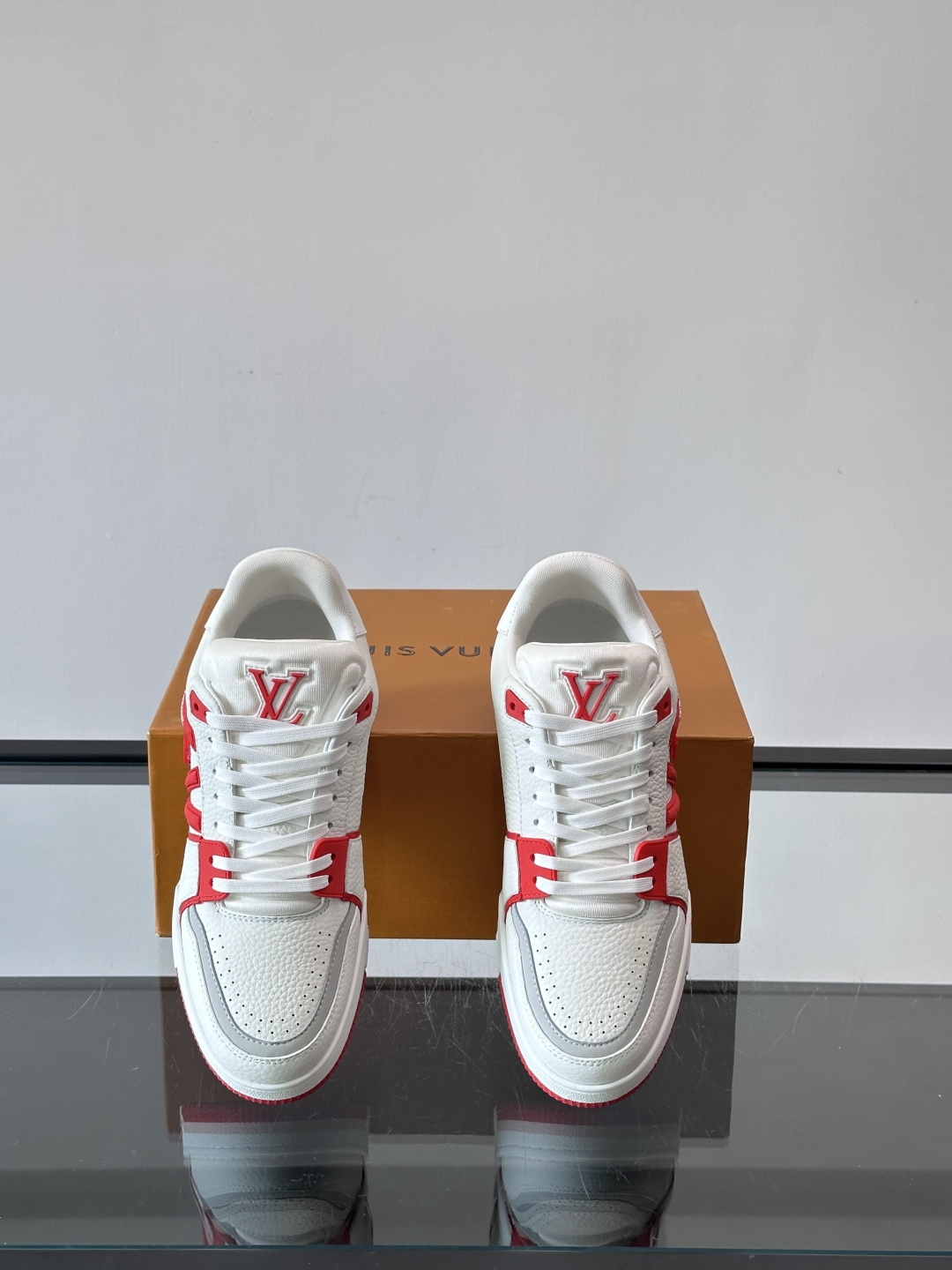 驴家 新配色 trainer运动鞋，本款 LV Trainer 运动鞋取材柔软粒面小牛皮，呈现纯净色调，