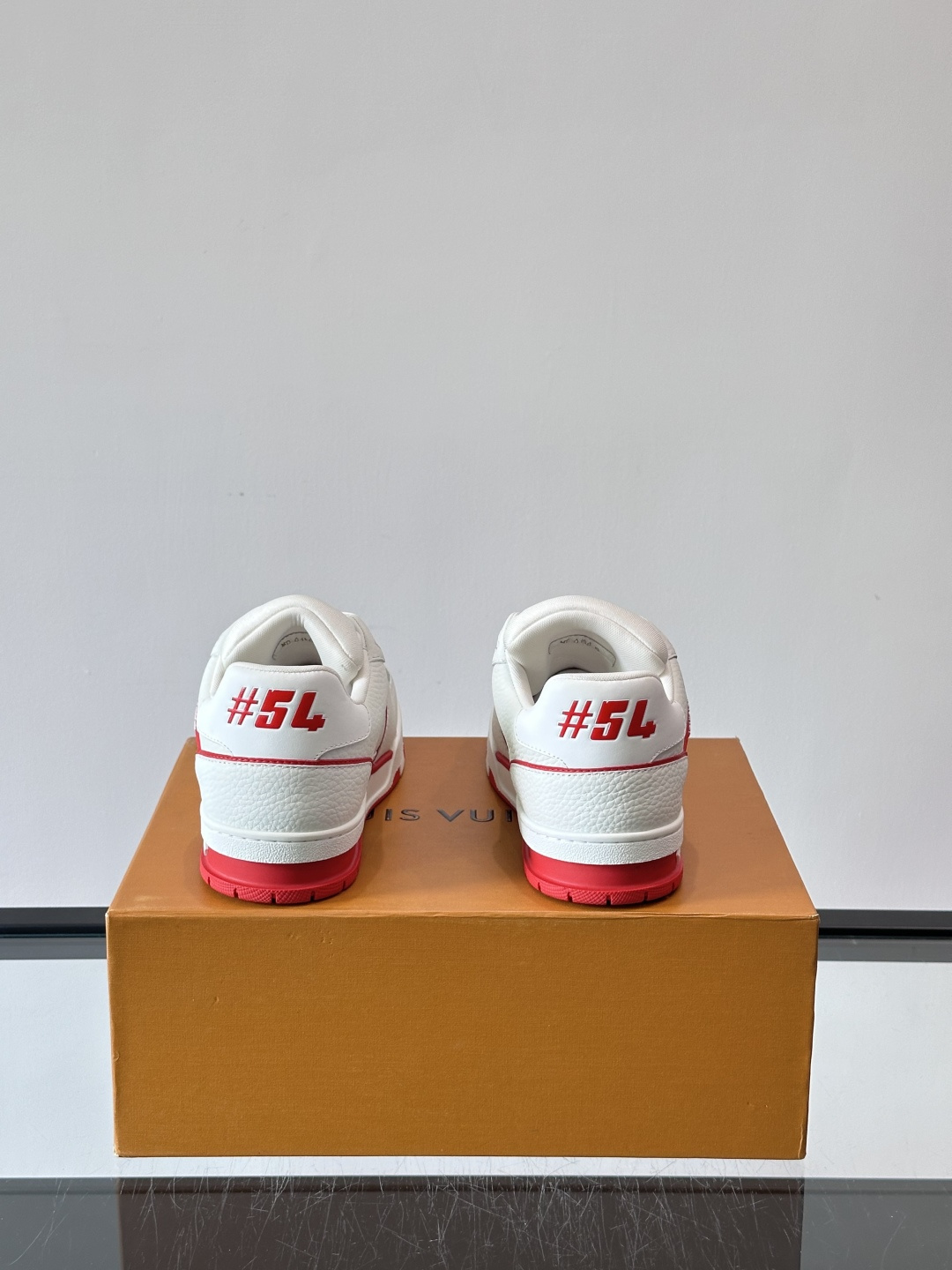 驴家 新配色 trainer运动鞋，本款 LV Trainer 运动鞋取材柔软粒面小牛皮，呈现纯净色调，