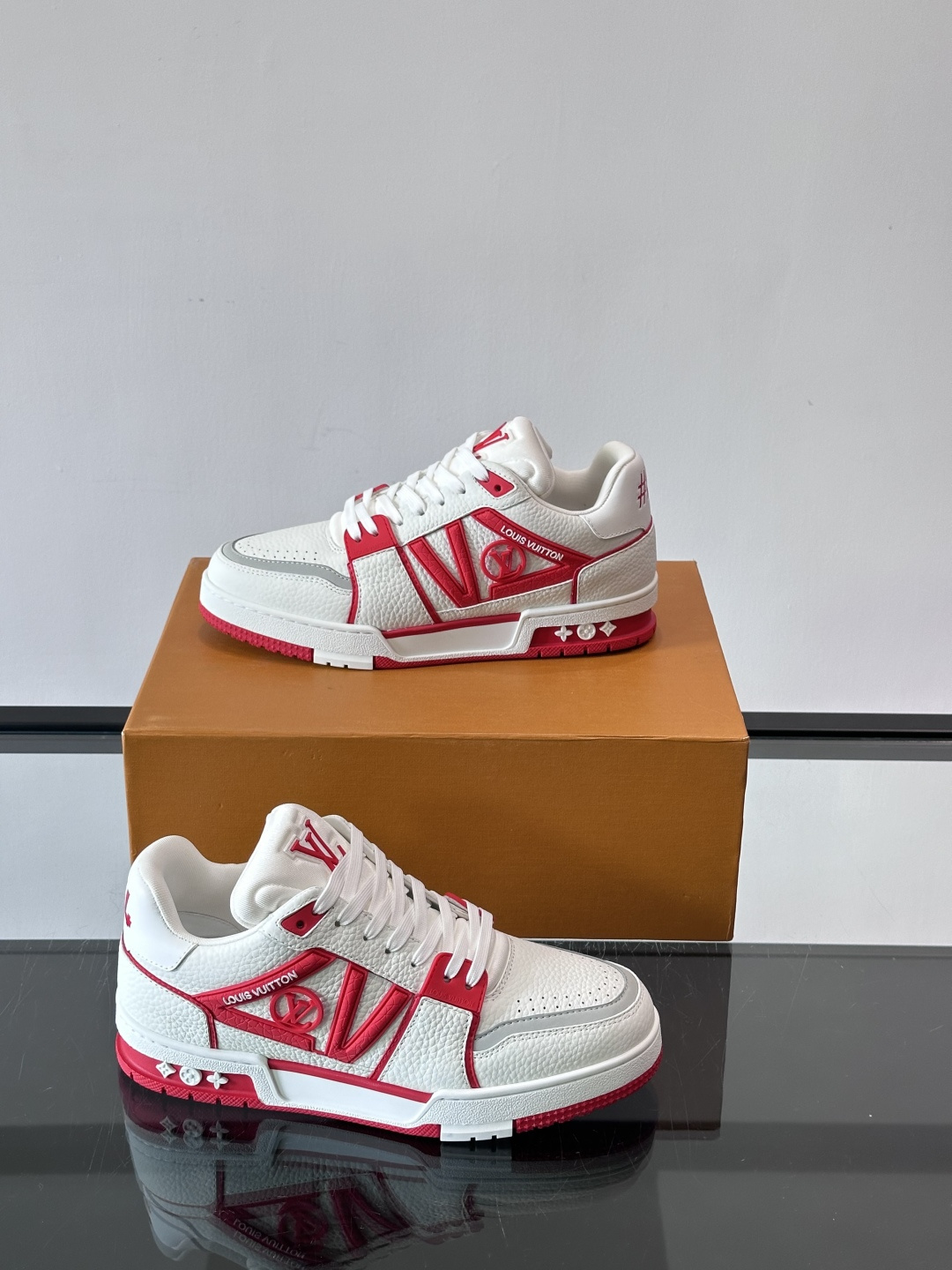 驴家 新配色 trainer运动鞋，本款 LV Trainer 运动鞋取材柔软粒面小牛皮，呈现纯净色调，