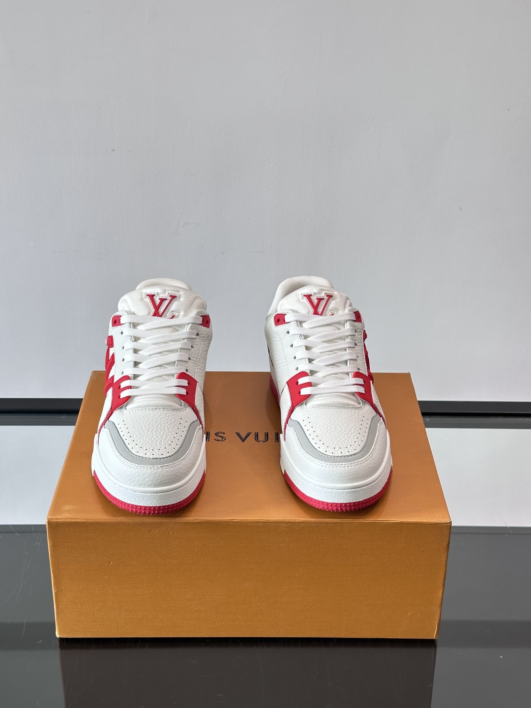 驴家 新配色 trainer运动鞋，本款 LV Trainer 运动鞋取材柔软粒面小牛皮，呈现纯净色调，