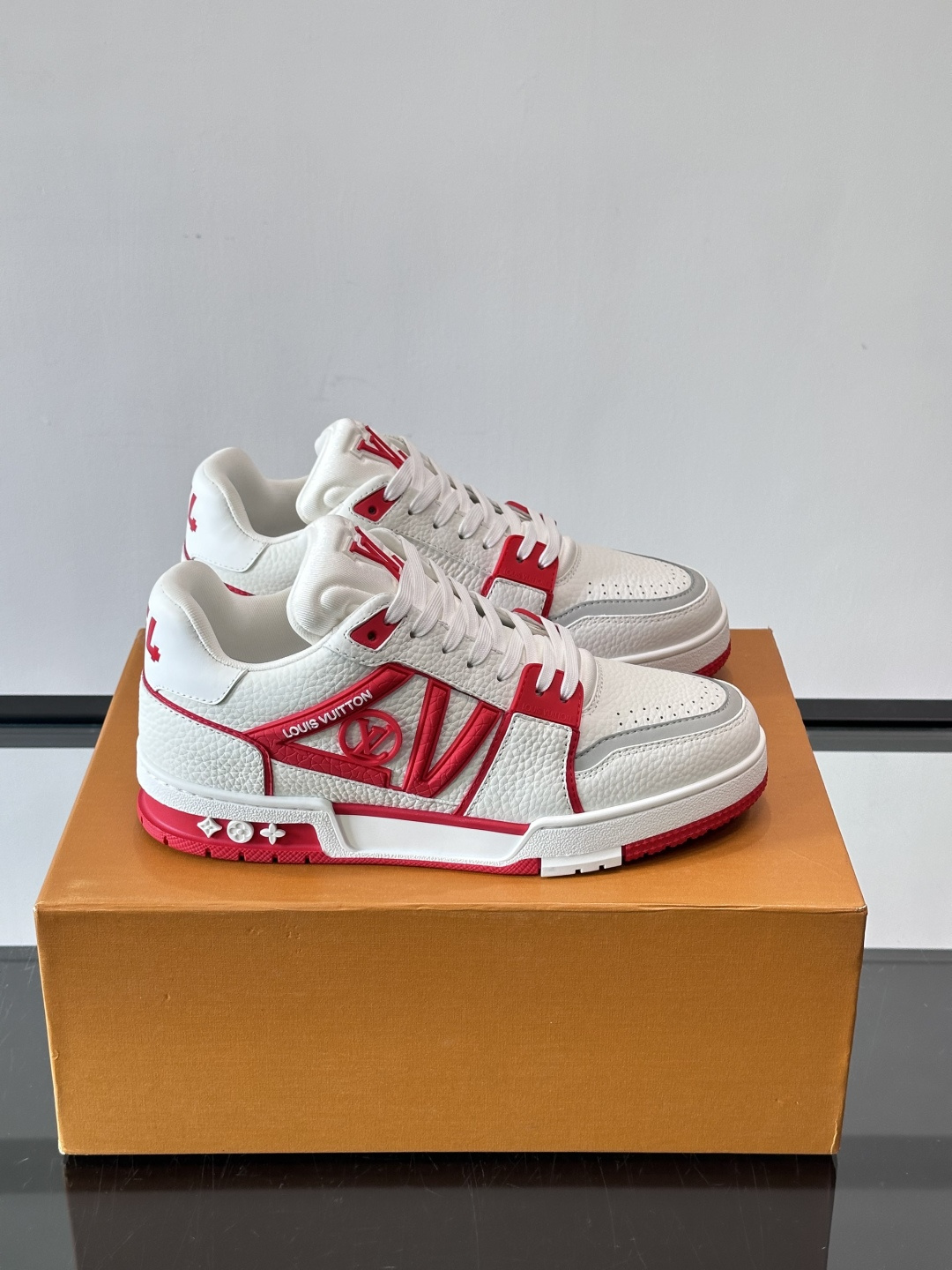 驴家 新配色 trainer运动鞋，本款 LV Trainer 运动鞋取材柔软粒面小牛皮，呈现纯净色调，