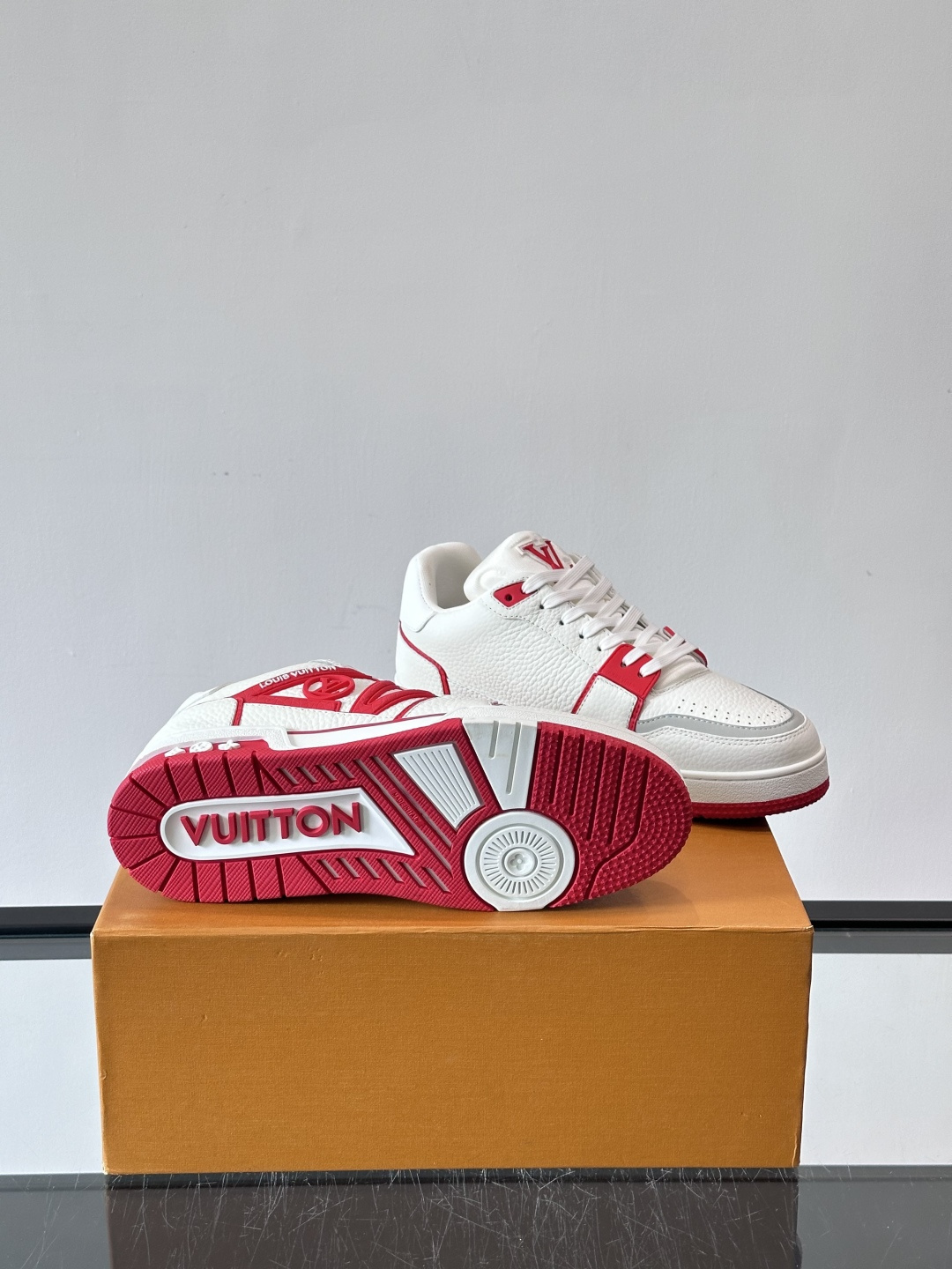 驴家 新配色 trainer运动鞋，本款 LV Trainer 运动鞋取材柔软粒面小牛皮，呈现纯净色调，