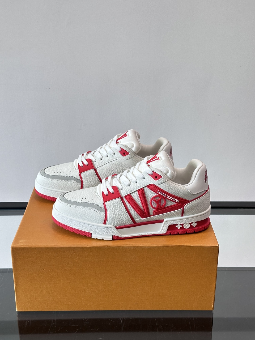 驴家 新配色 trainer运动鞋，本款 LV Trainer 运动鞋取材柔软粒面小牛皮，呈现纯净色调，