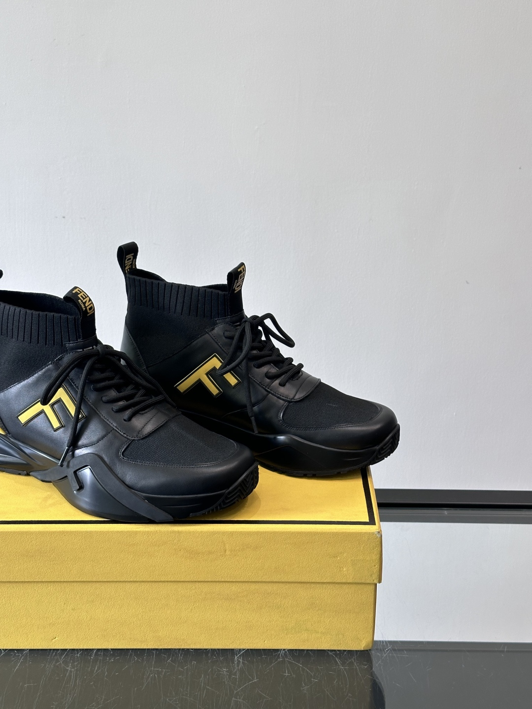 👟Fendi Flow男士运动鞋，高科技布料+牛皮拼接，Lycra®细节超舒适！鞋舌FF图案+鞋跟凸纹“
