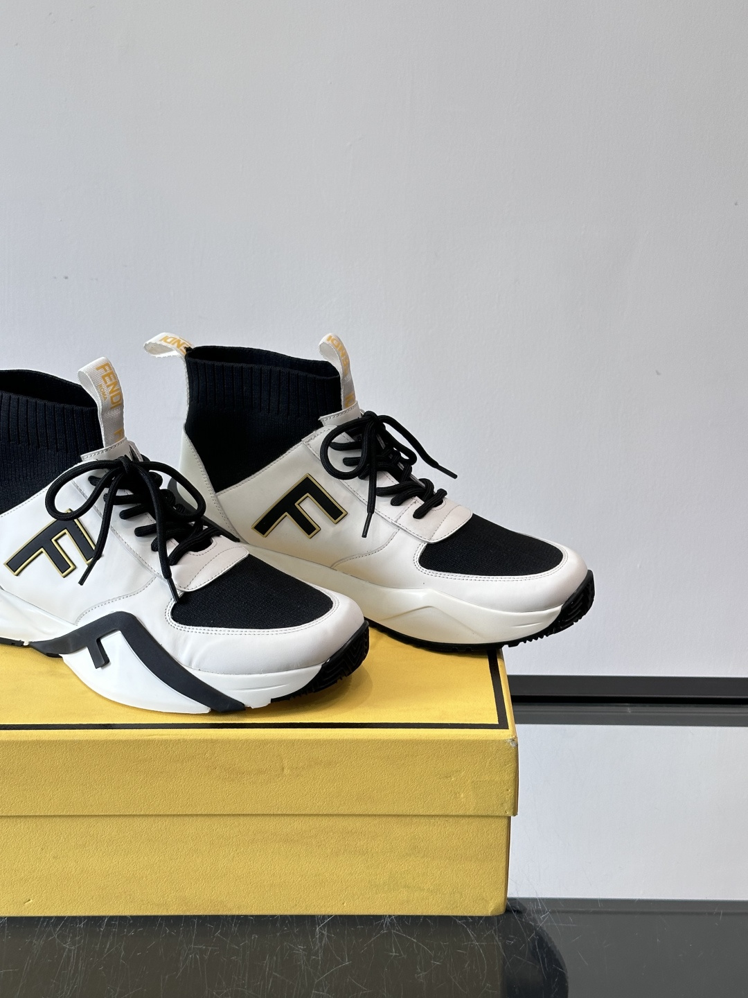 👟Fendi Flow男士运动鞋，高科技布料+牛皮拼接，Lycra®细节超舒适！鞋舌FF图案+鞋跟凸纹“