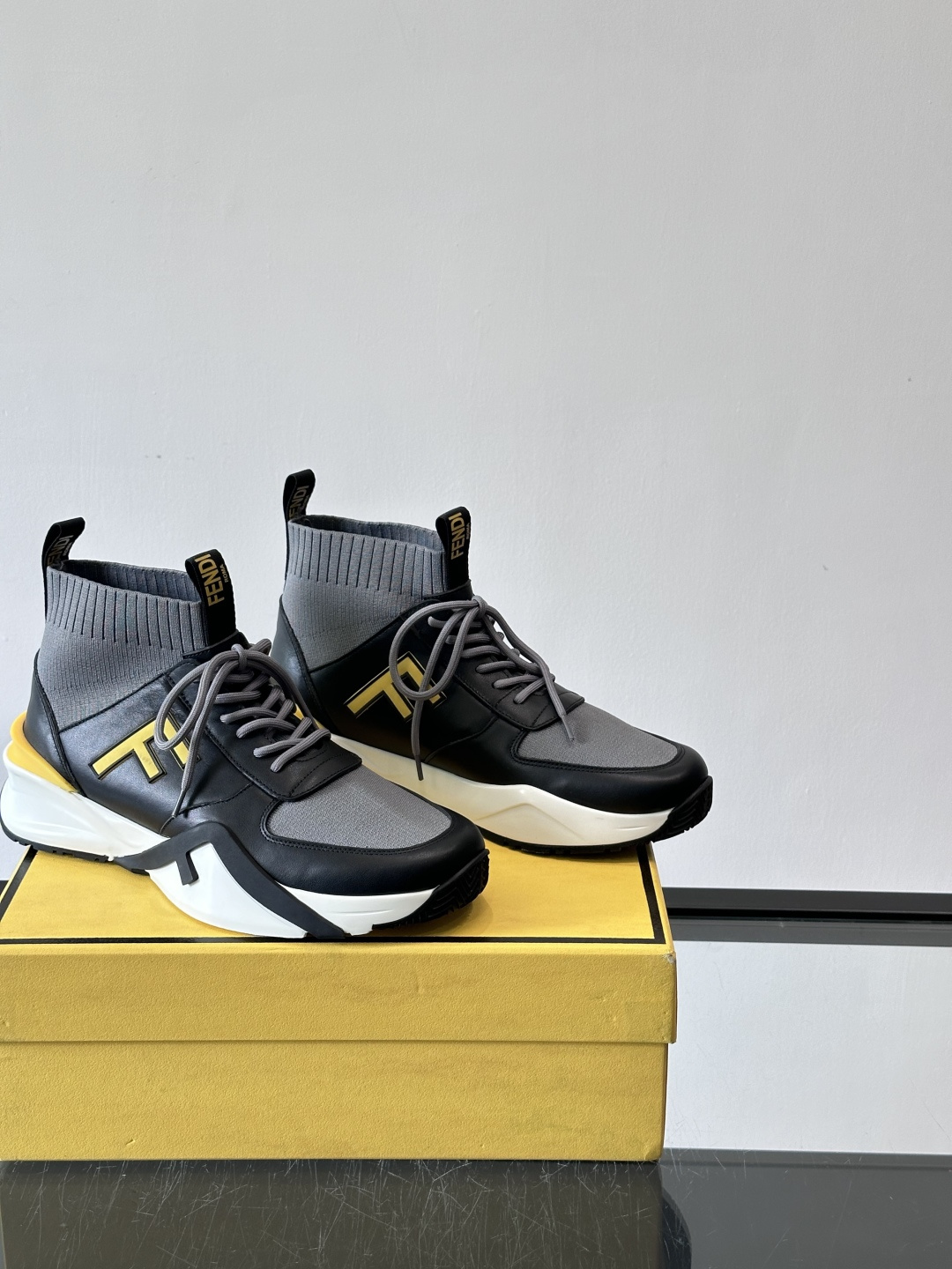 👟Fendi Flow男士运动鞋，高科技布料+牛皮拼接，Lycra®细节超舒适！鞋舌FF图案+鞋跟凸纹“