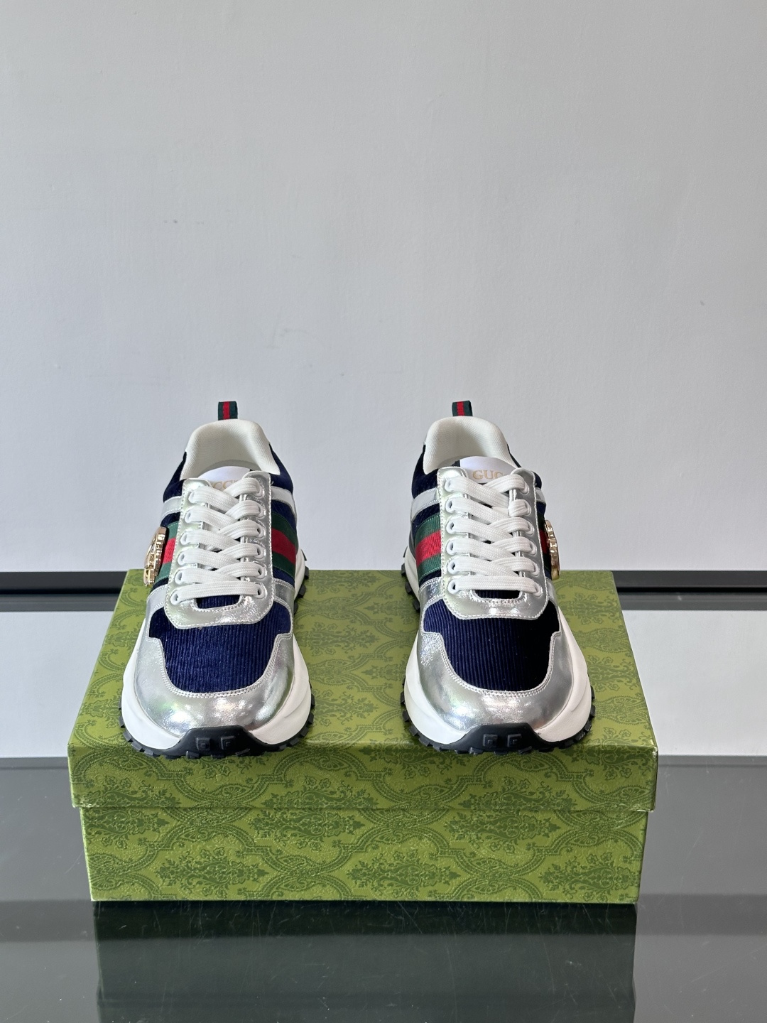 Gucci Rhyton系列运动鞋，网布+皮革拼接，经典双G金属标志+红绿织带，品牌感满满✨。厚底橡胶鞋