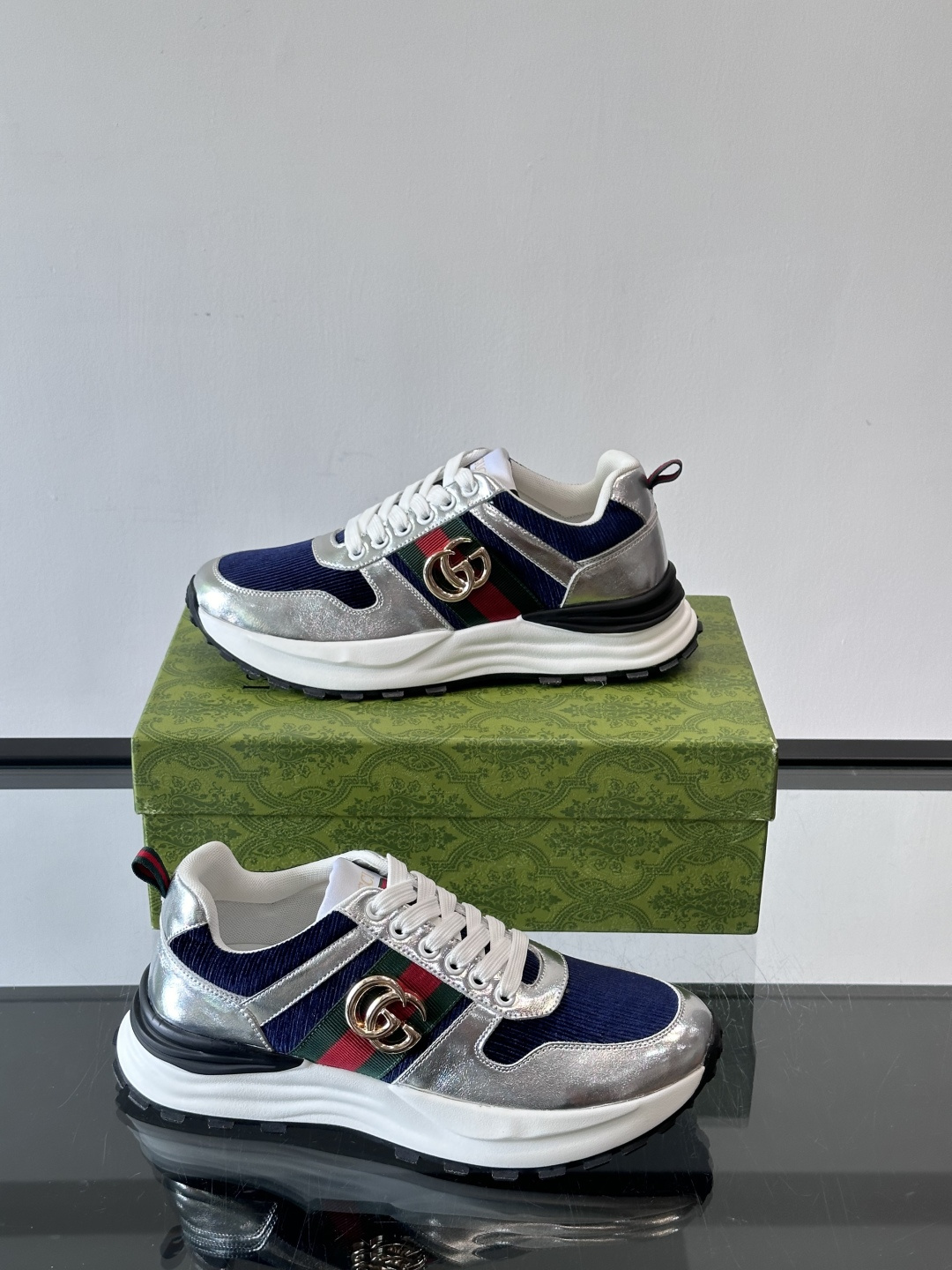 Gucci Rhyton系列运动鞋，网布+皮革拼接，经典双G金属标志+红绿织带，品牌感满满✨。厚底橡胶鞋