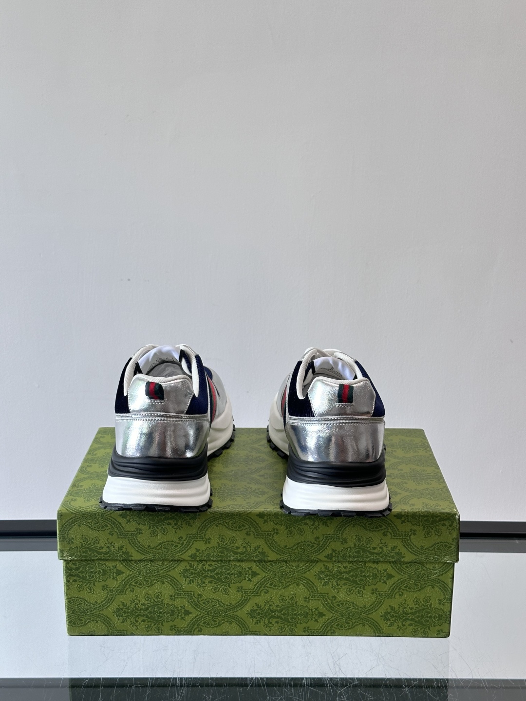 Gucci Rhyton系列运动鞋，网布+皮革拼接，经典双G金属标志+红绿织带，品牌感满满✨。厚底橡胶鞋