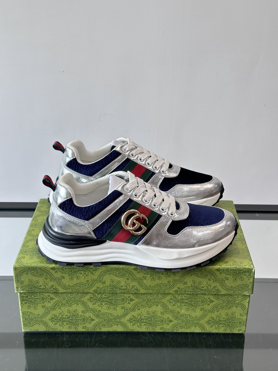 Gucci Rhyton系列运动鞋，网布+皮革拼接，经典双G金属标志+红绿织带，品牌感满满✨。厚底橡胶鞋