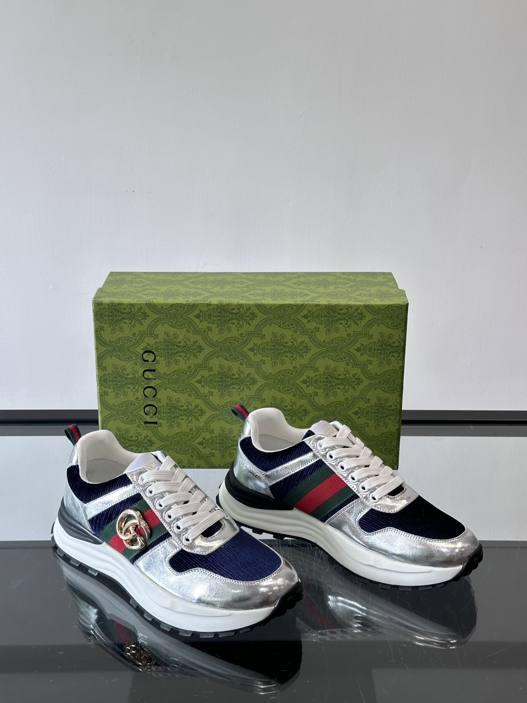 Gucci Rhyton系列运动鞋，网布+皮革拼接，经典双G金属标志+红绿织带，品牌感满满✨。厚底橡胶鞋