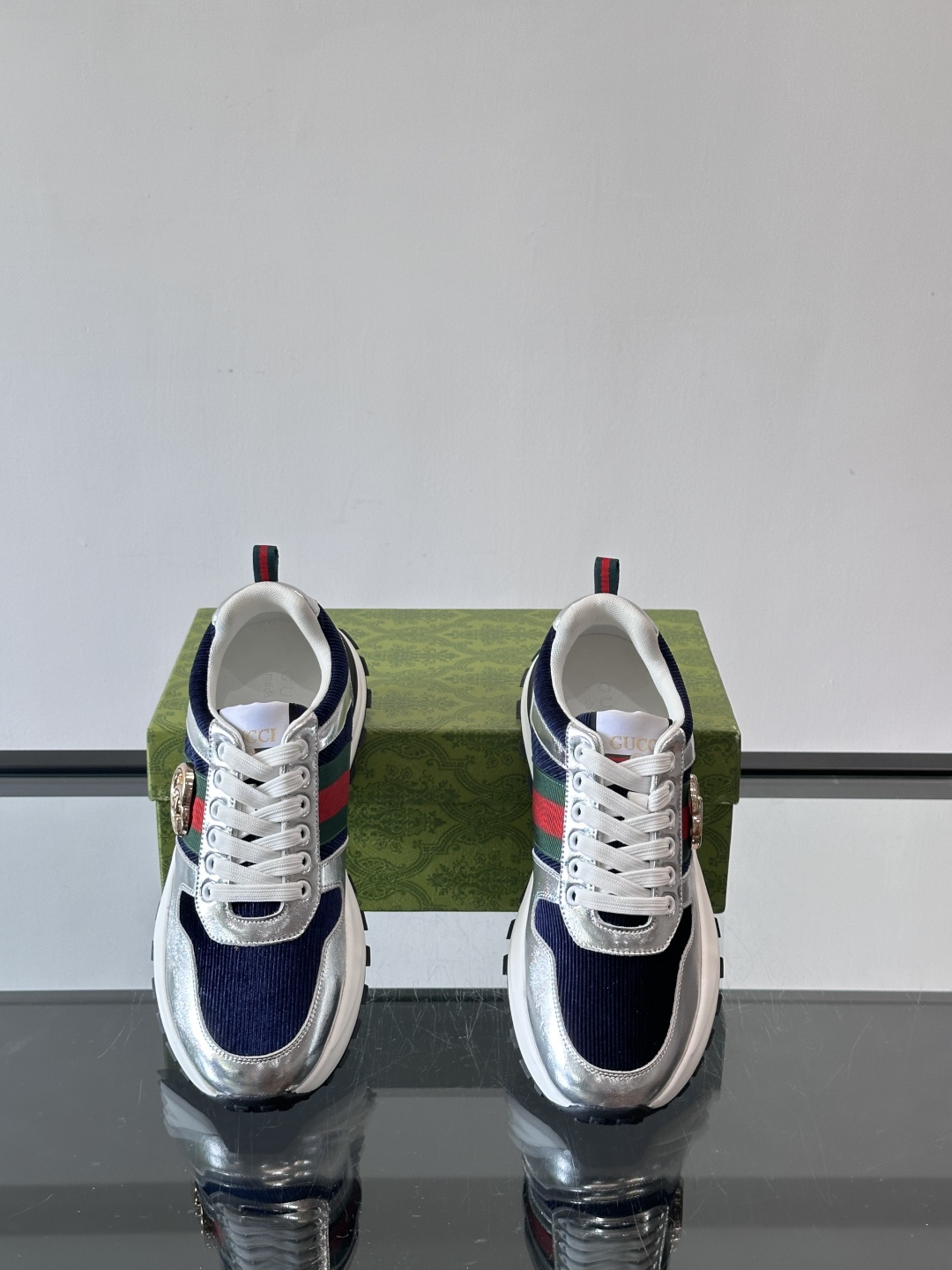 Gucci Rhyton系列运动鞋，网布+皮革拼接，经典双G金属标志+红绿织带，品牌感满满✨。厚底橡胶鞋