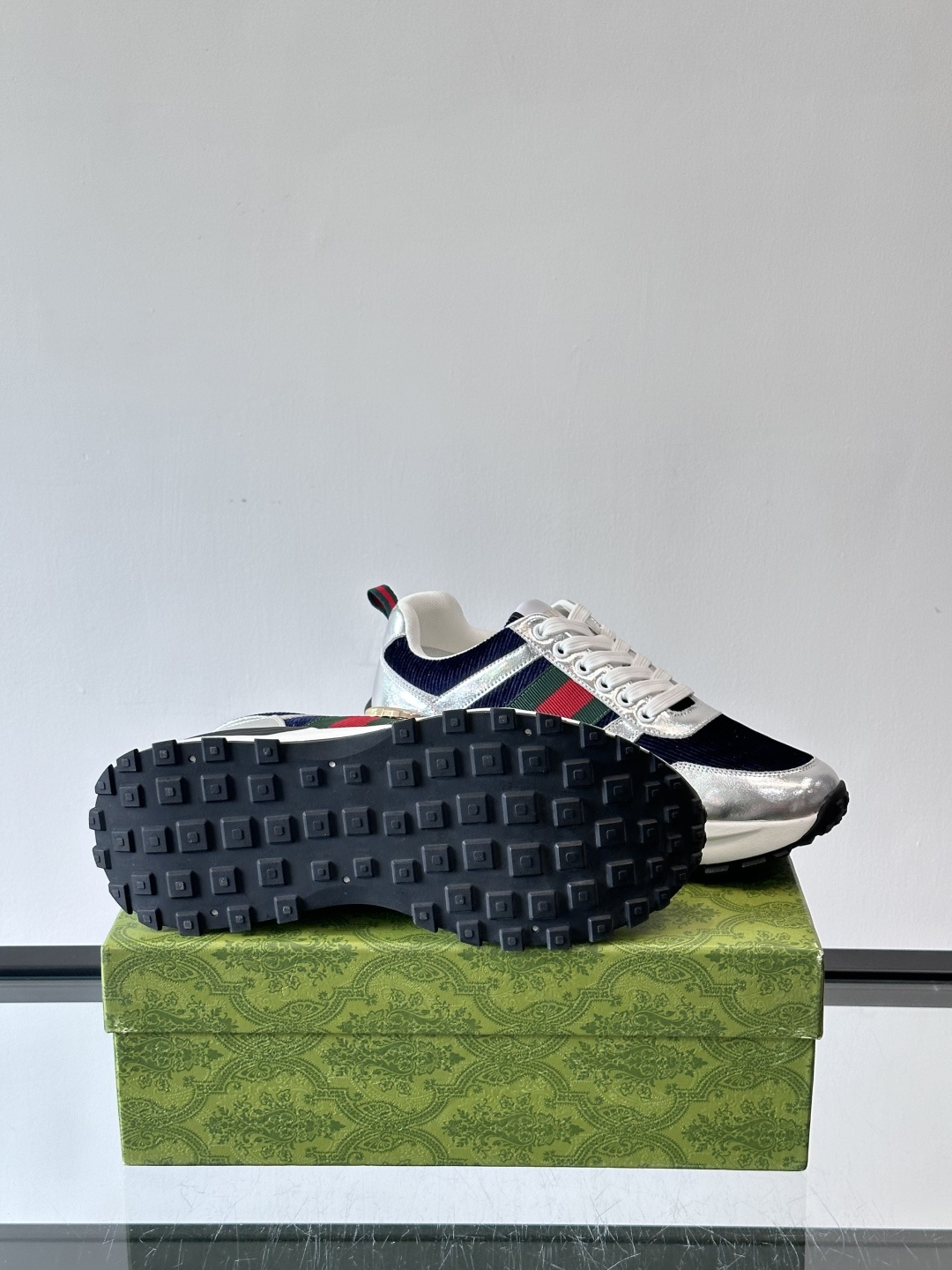 Gucci Rhyton系列运动鞋，网布+皮革拼接，经典双G金属标志+红绿织带，品牌感满满✨。厚底橡胶鞋