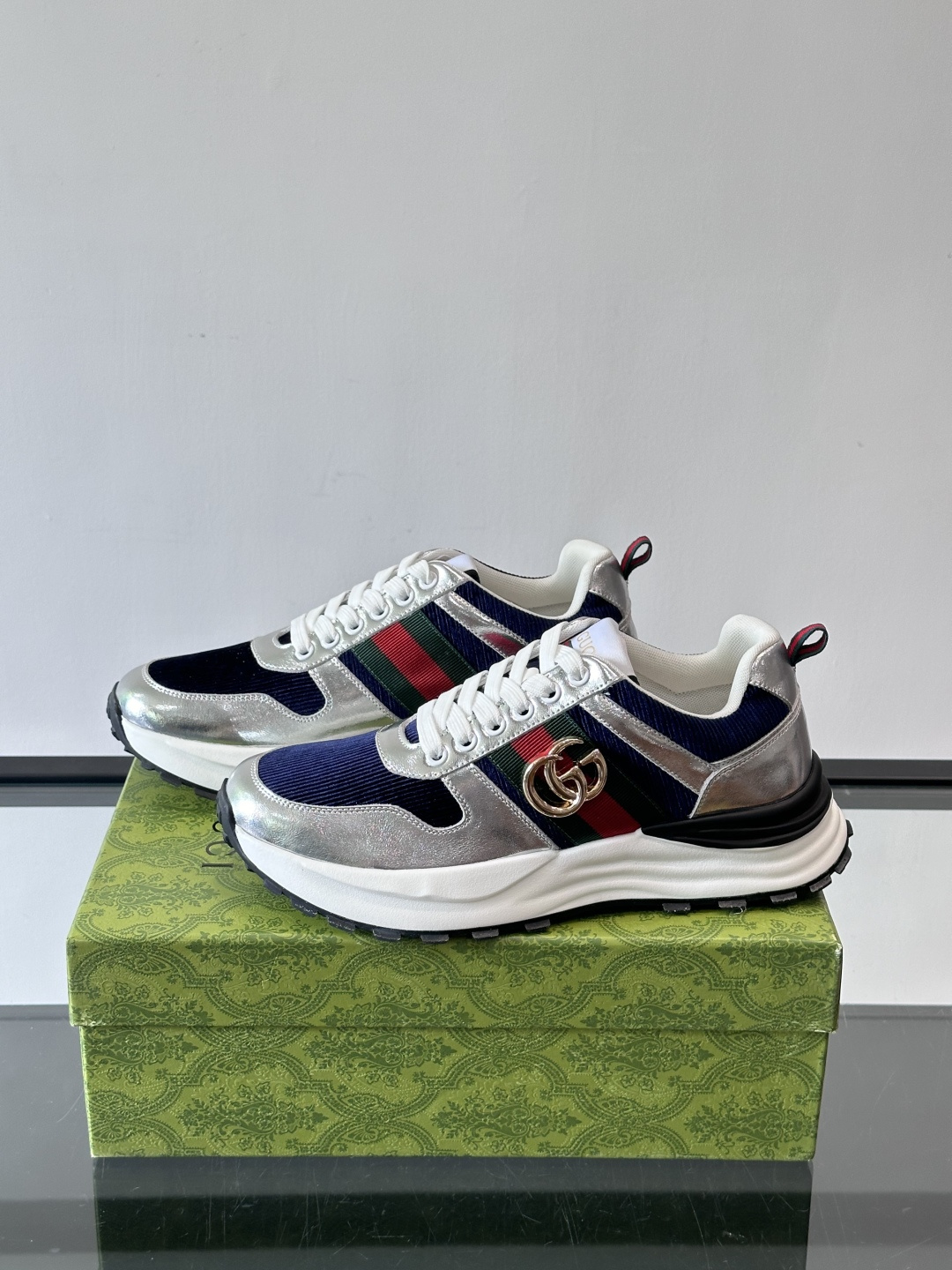 Gucci Rhyton系列运动鞋，网布+皮革拼接，经典双G金属标志+红绿织带，品牌感满满✨。厚底橡胶鞋