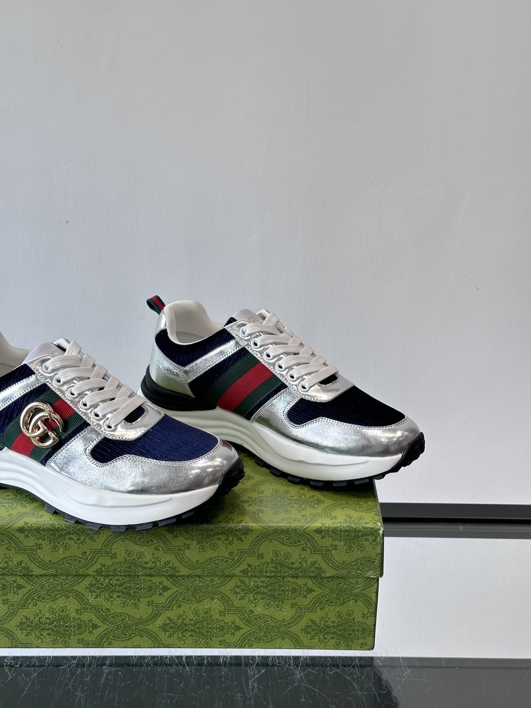 Gucci Rhyton系列运动鞋，网布+皮革拼接，经典双G金属标志+红绿织带，品牌感满满✨。厚底橡胶鞋