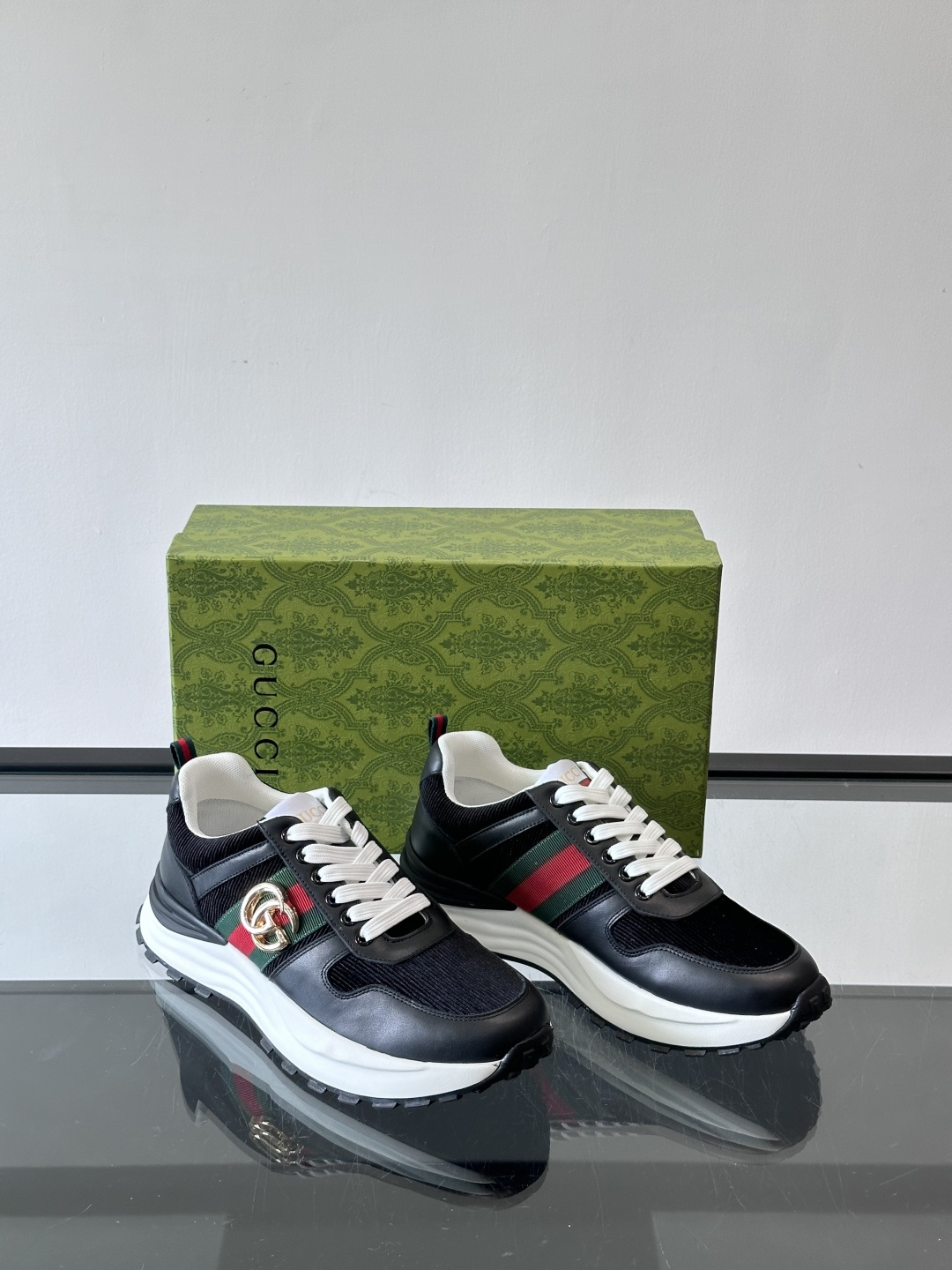 Gucci Rhyton系列运动鞋，网布+皮革拼接，经典双G金属标志+红绿织带，品牌感满满✨。厚底橡胶鞋