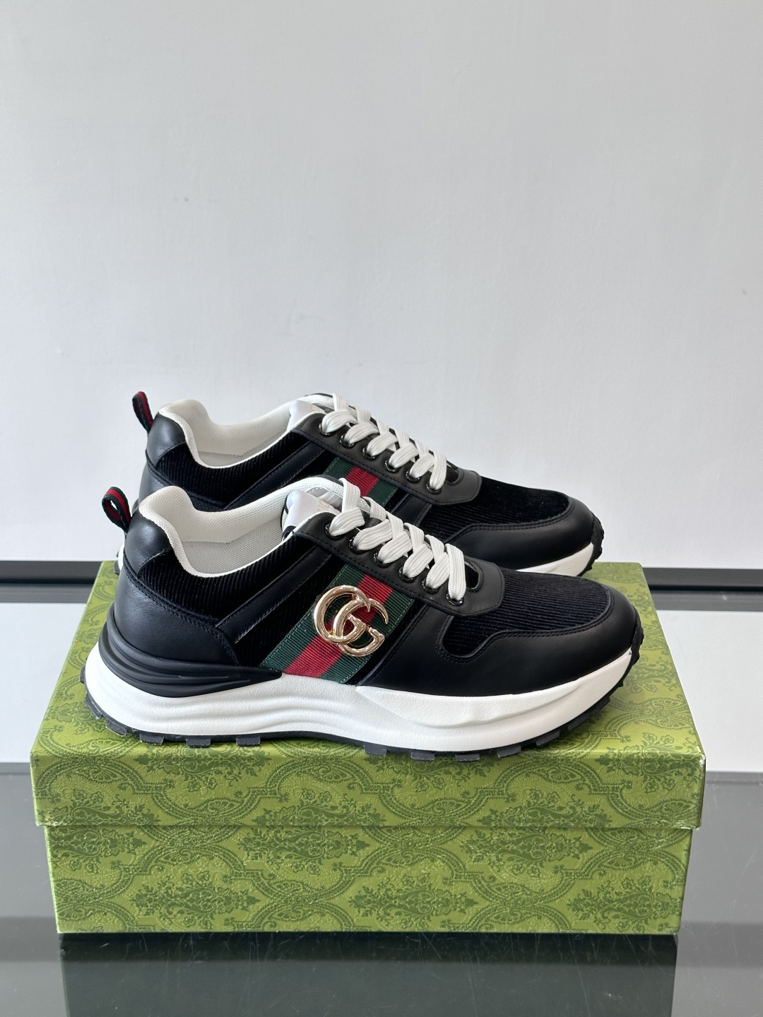 Gucci Rhyton系列运动鞋，网布+皮革拼接，经典双G金属标志+红绿织带，品牌感满满✨。厚底橡胶鞋