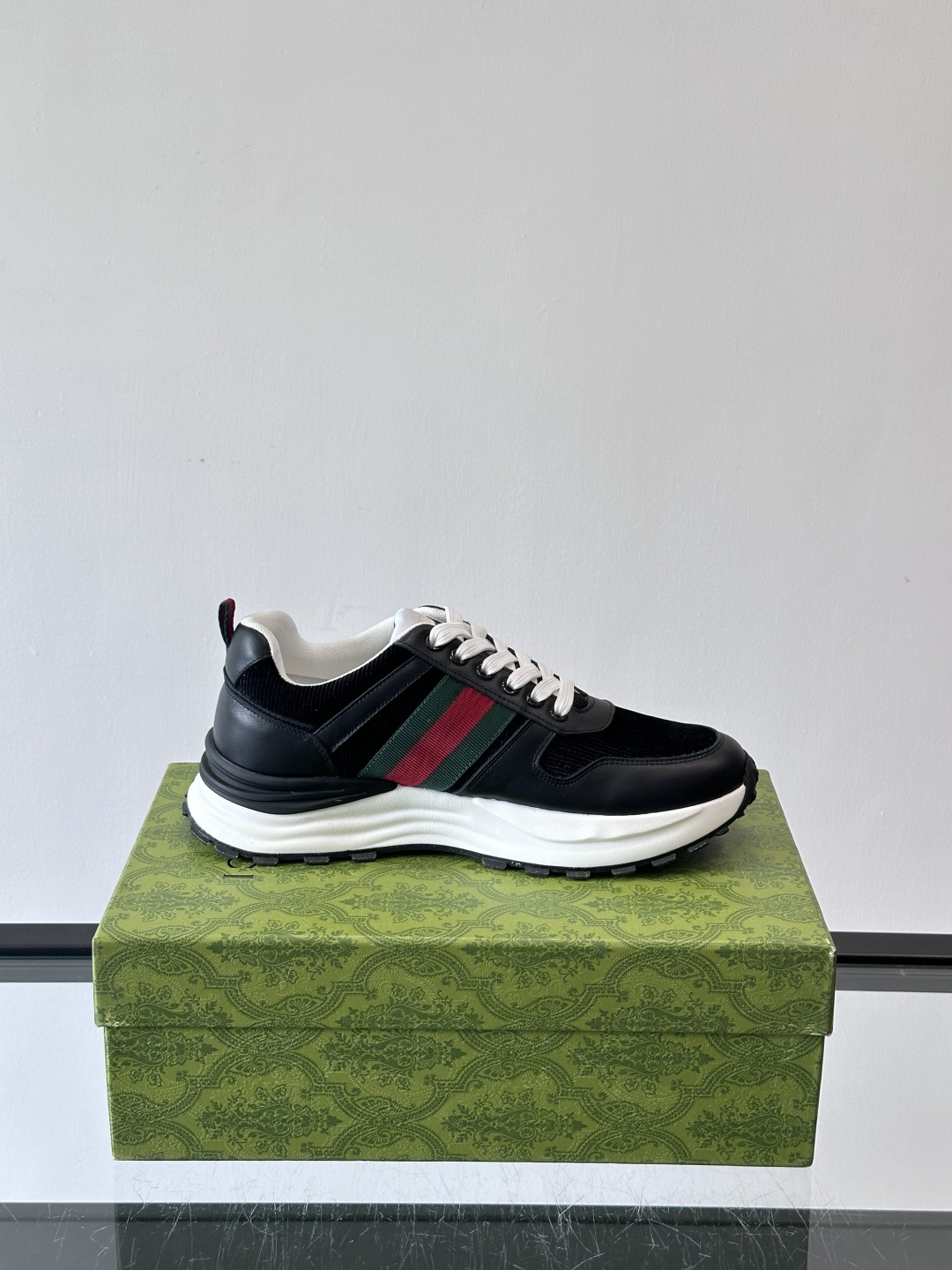 Gucci Rhyton系列运动鞋，网布+皮革拼接，经典双G金属标志+红绿织带，品牌感满满✨。厚底橡胶鞋