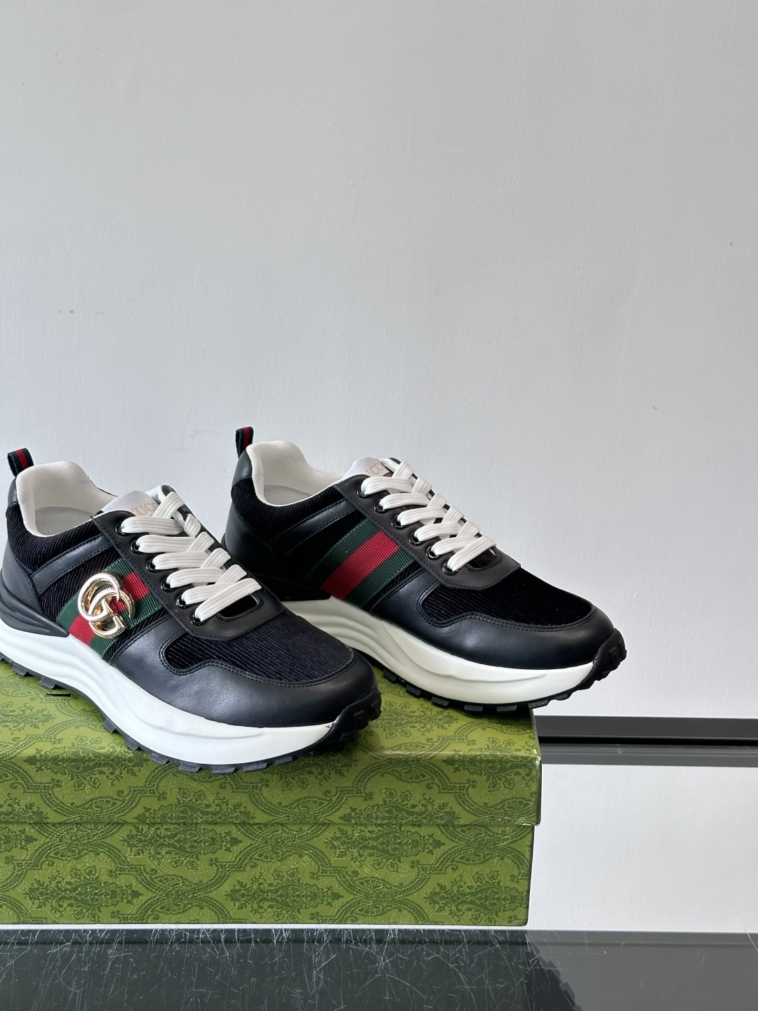 Gucci Rhyton系列运动鞋，网布+皮革拼接，经典双G金属标志+红绿织带，品牌感满满✨。厚底橡胶鞋