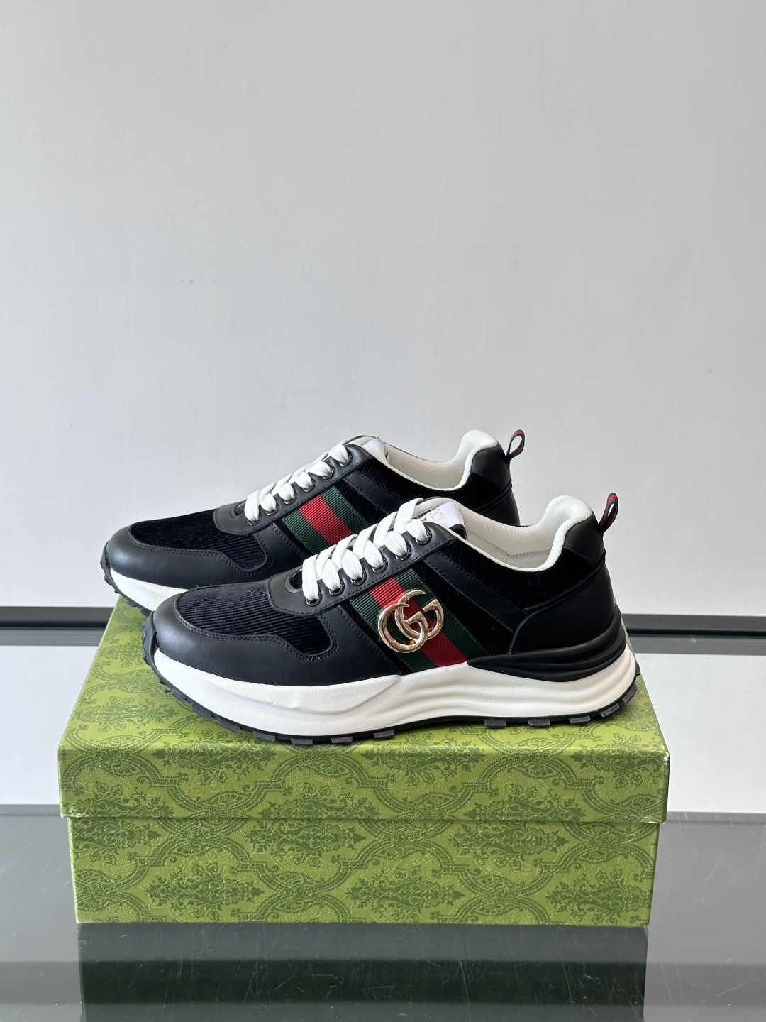 Gucci Rhyton系列运动鞋，网布+皮革拼接，经典双G金属标志+红绿织带，品牌感满满✨。厚底橡胶鞋