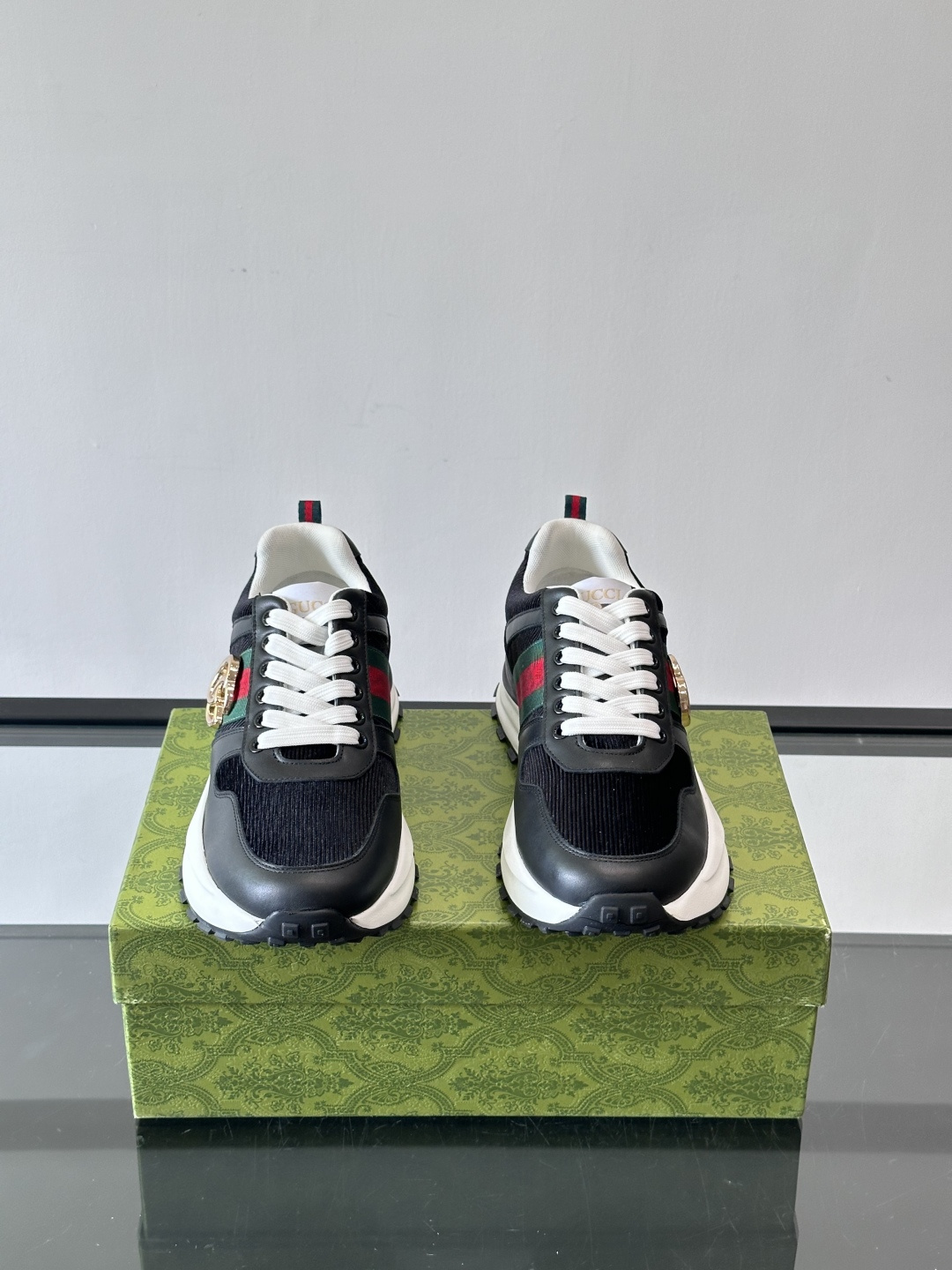 Gucci Rhyton系列运动鞋，网布+皮革拼接，经典双G金属标志+红绿织带，品牌感满满✨。厚底橡胶鞋