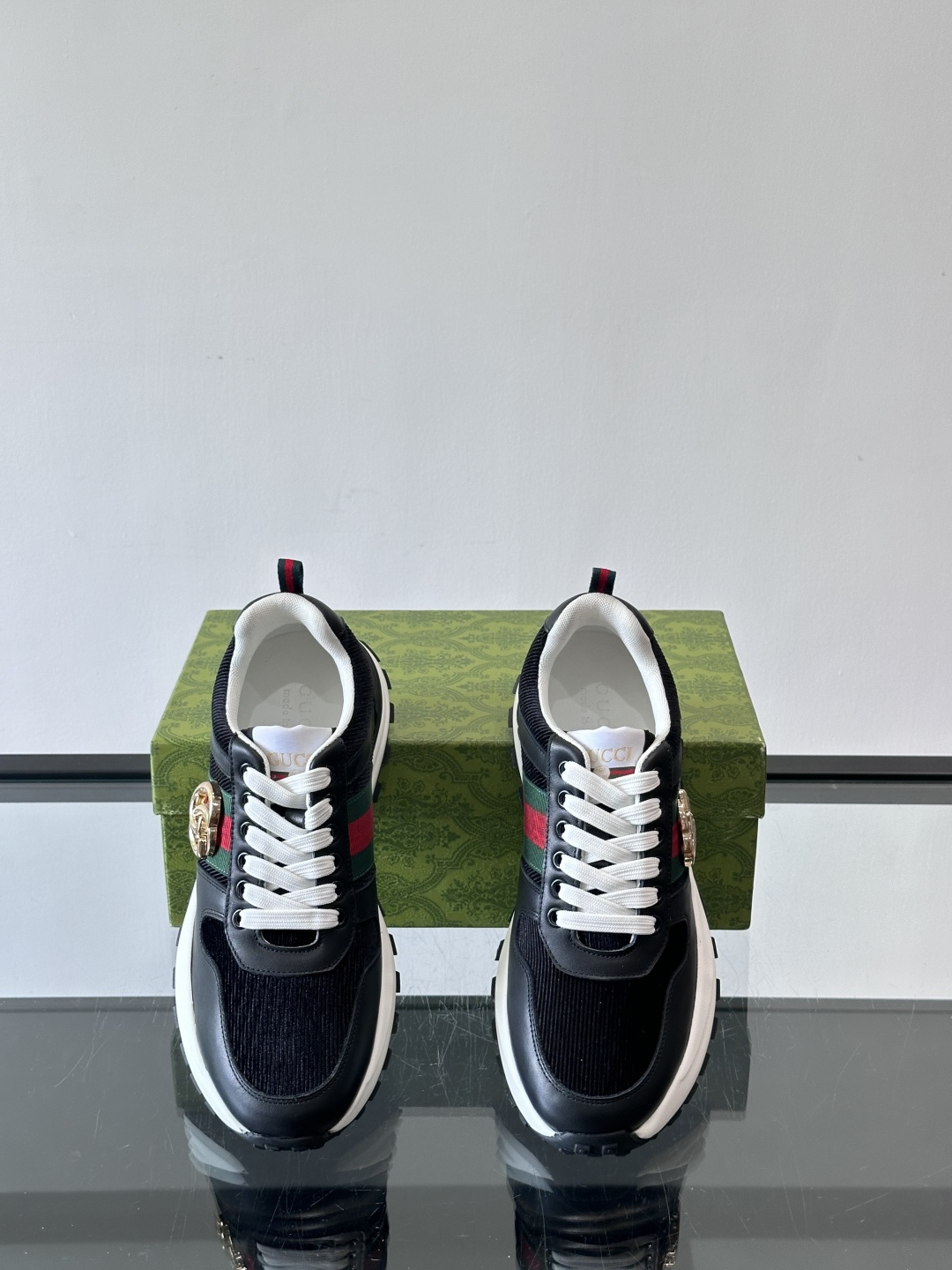 Gucci Rhyton系列运动鞋，网布+皮革拼接，经典双G金属标志+红绿织带，品牌感满满✨。厚底橡胶鞋