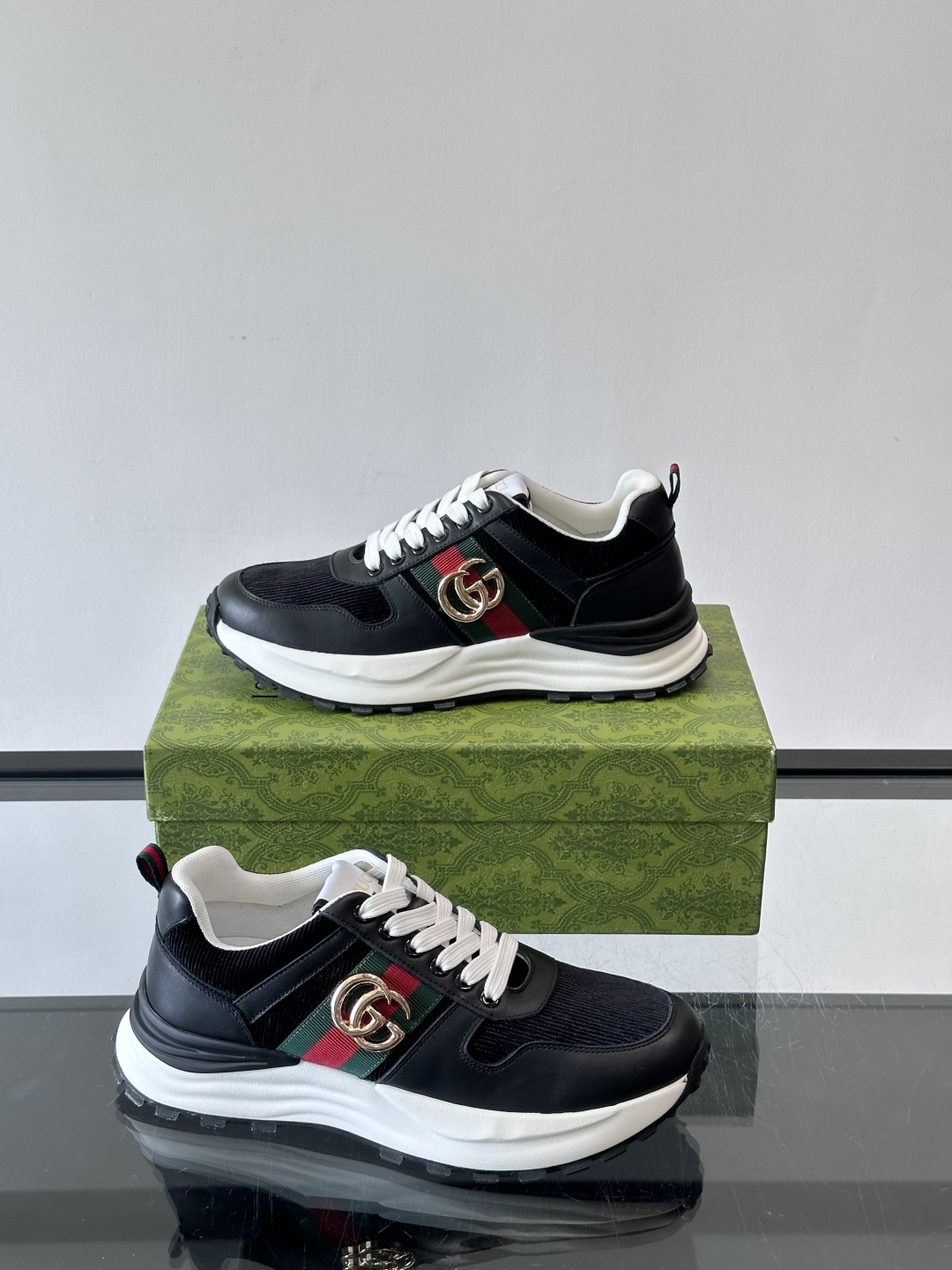 Gucci Rhyton系列运动鞋，网布+皮革拼接，经典双G金属标志+红绿织带，品牌感满满✨。厚底橡胶鞋