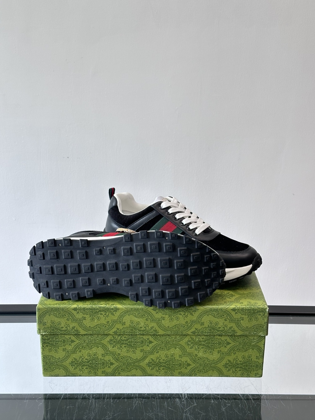 Gucci Rhyton系列运动鞋，网布+皮革拼接，经典双G金属标志+红绿织带，品牌感满满✨。厚底橡胶鞋