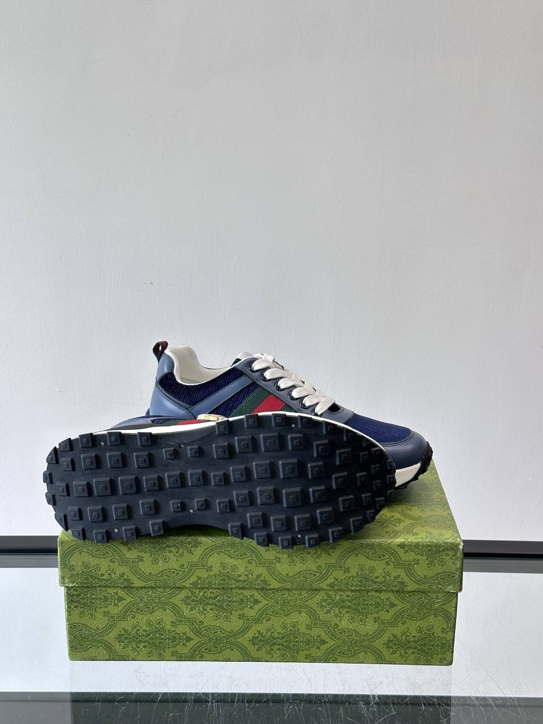 Gucci Rhyton系列运动鞋，网布+皮革拼接，经典双G金属标志+红绿织带，品牌感满满✨。厚底橡胶鞋