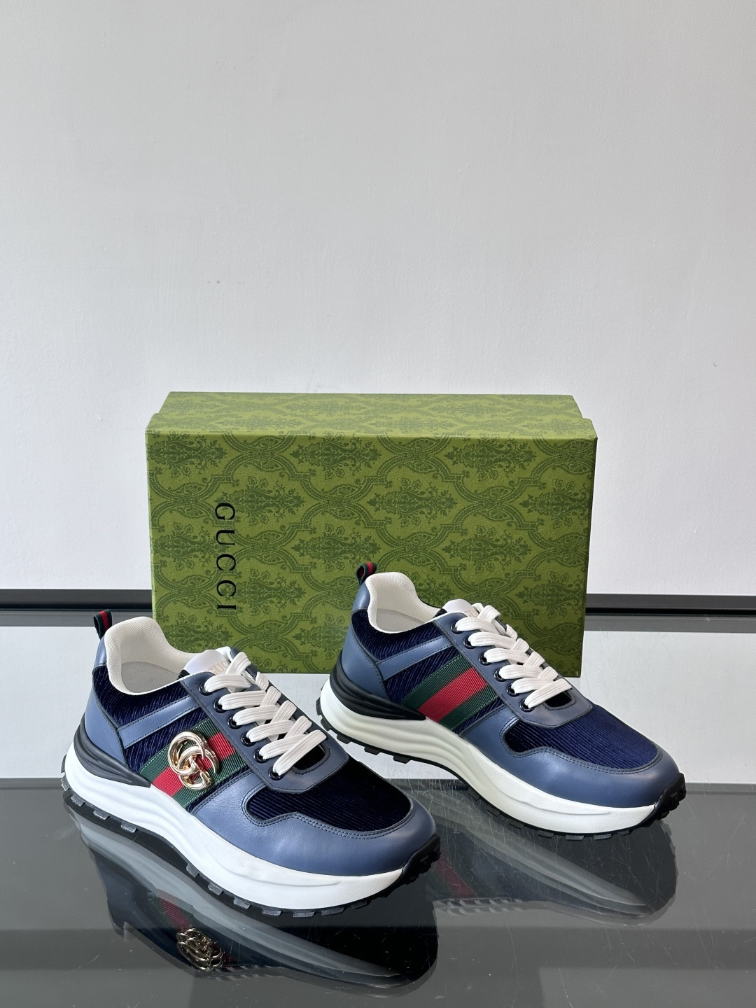 Gucci Rhyton系列运动鞋，网布+皮革拼接，经典双G金属标志+红绿织带，品牌感满满✨。厚底橡胶鞋