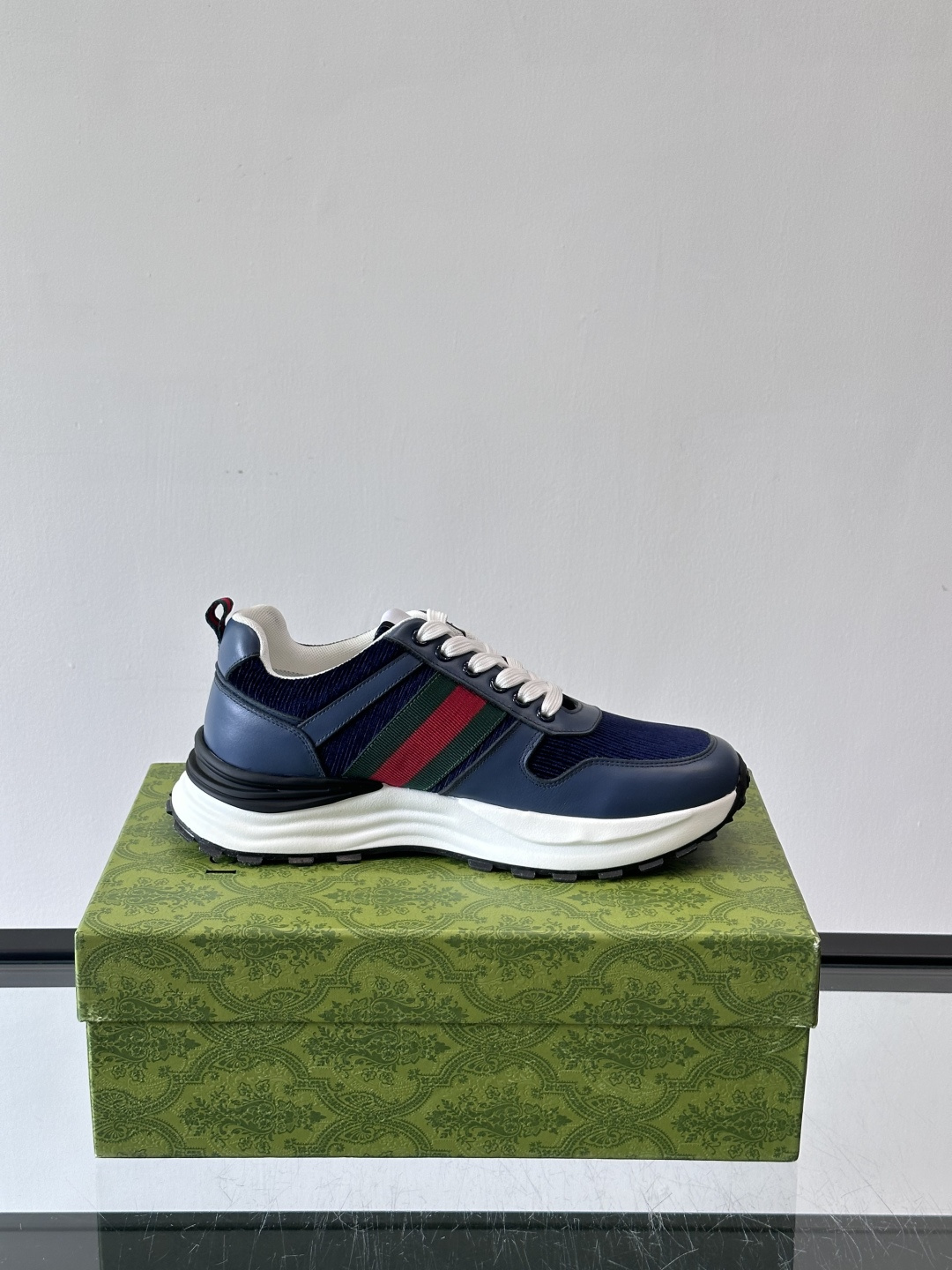 Gucci Rhyton系列运动鞋，网布+皮革拼接，经典双G金属标志+红绿织带，品牌感满满✨。厚底橡胶鞋